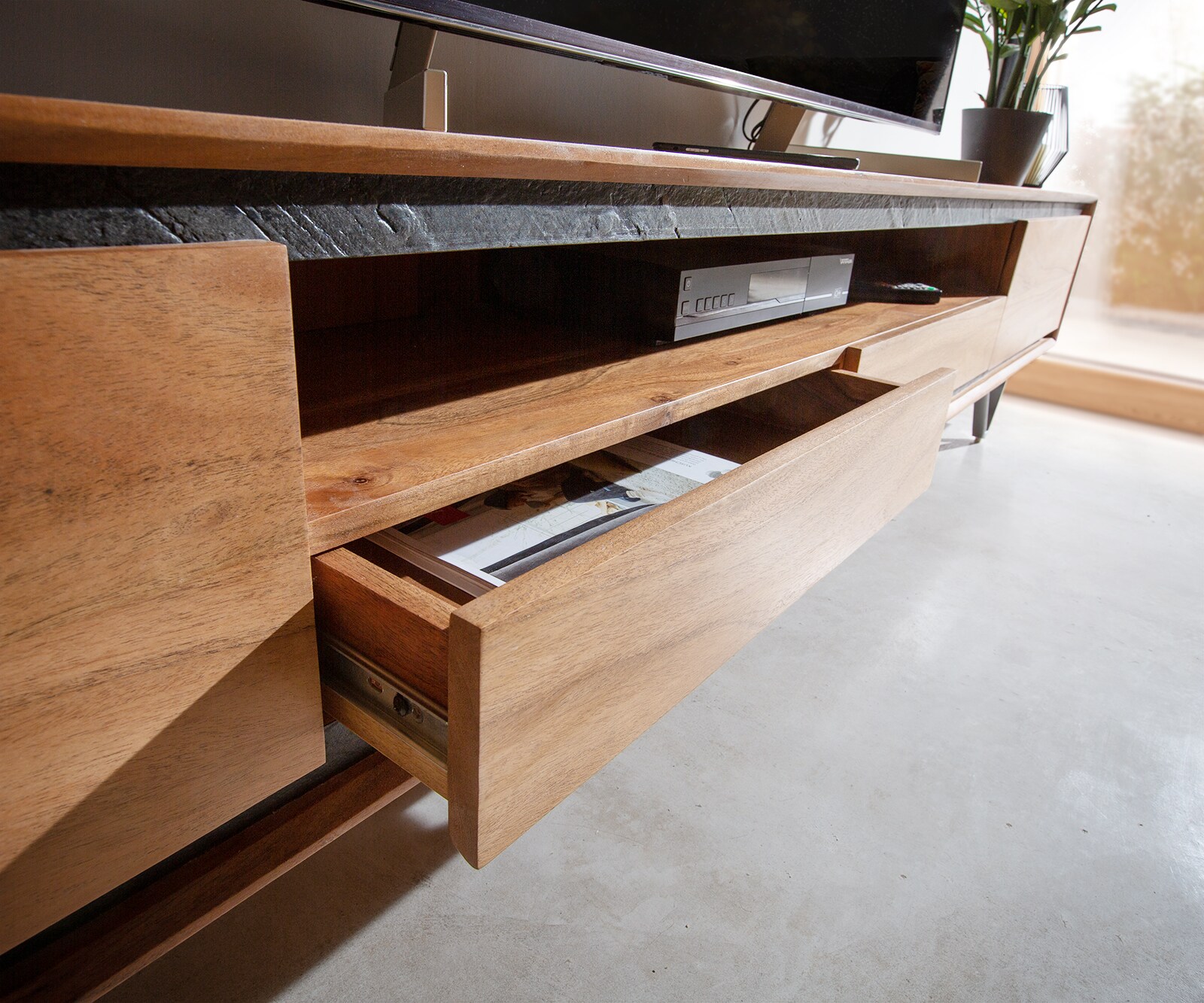 Meuble -TV Stonegrace 240 cm acacia nature 2 portes 1 compartiment 2 tiroirs placage en pierre pieds en V 3