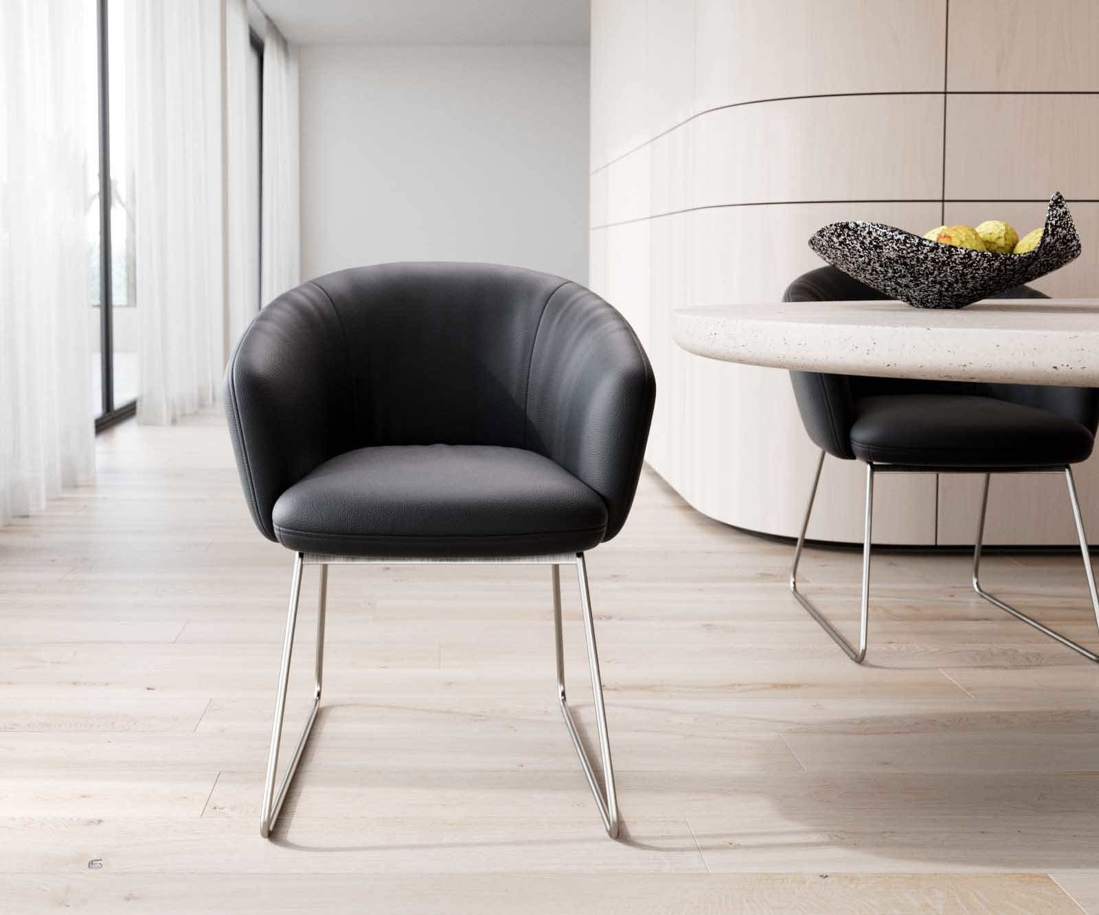 Chaise-de-salle-à-manger Caja-Flex avec accoudoirs cuir de vache noir pied trapèze acier inoxydable brossé ressorts ensachés 1 Chaise-de-salle-à-manger Caja-Flex avec accoudoirs cuir de vache noir pied trapèze acier inoxydable brossé ressorts ensachés 1