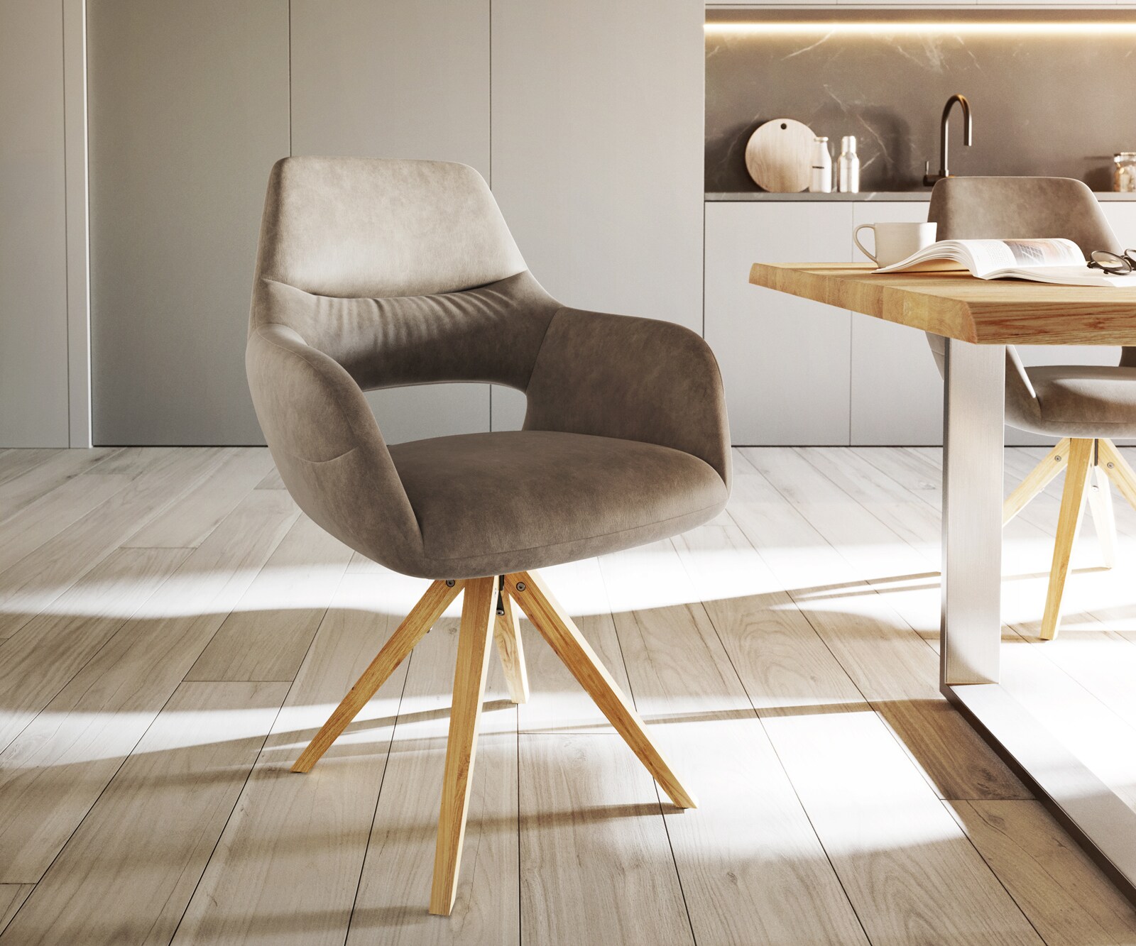 Chaise-de-salle-à-manger Yago-Flex avec accoudoirs microvelours taupe vintage pied en bois angulaire naturel ressorts ensachés