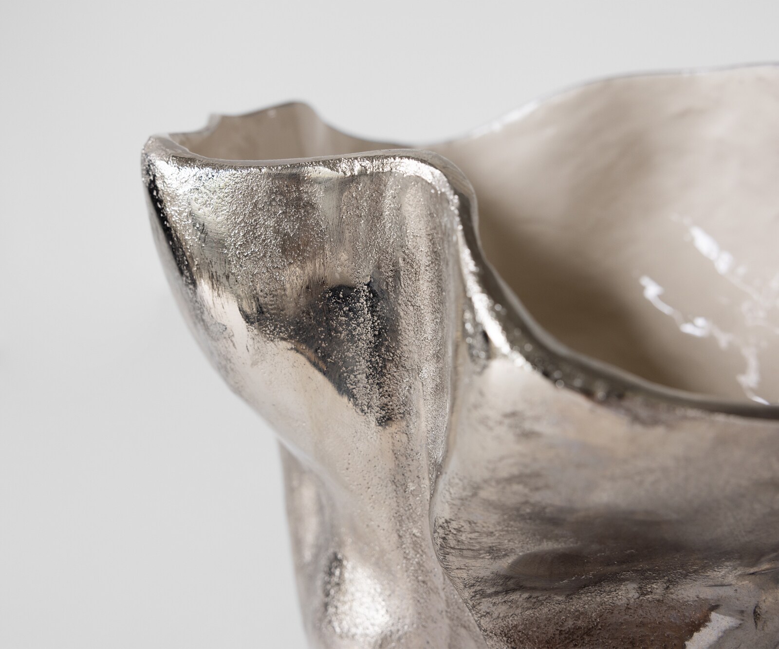 Vase Mimoro l28 x P24 x H38 cm Aluminium Platin Opal Fait main 2