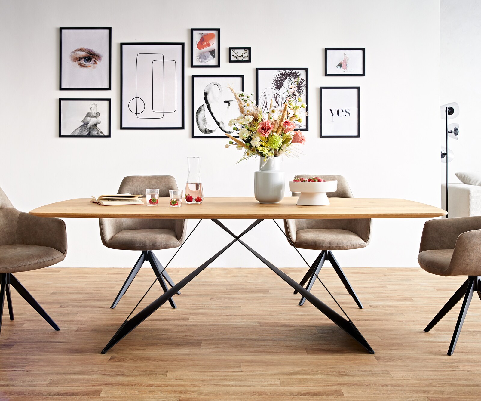 Table à manger Edge Boot 200x100x2,5-3 chêne nature cadre en V acier plat noir bord suisse 4