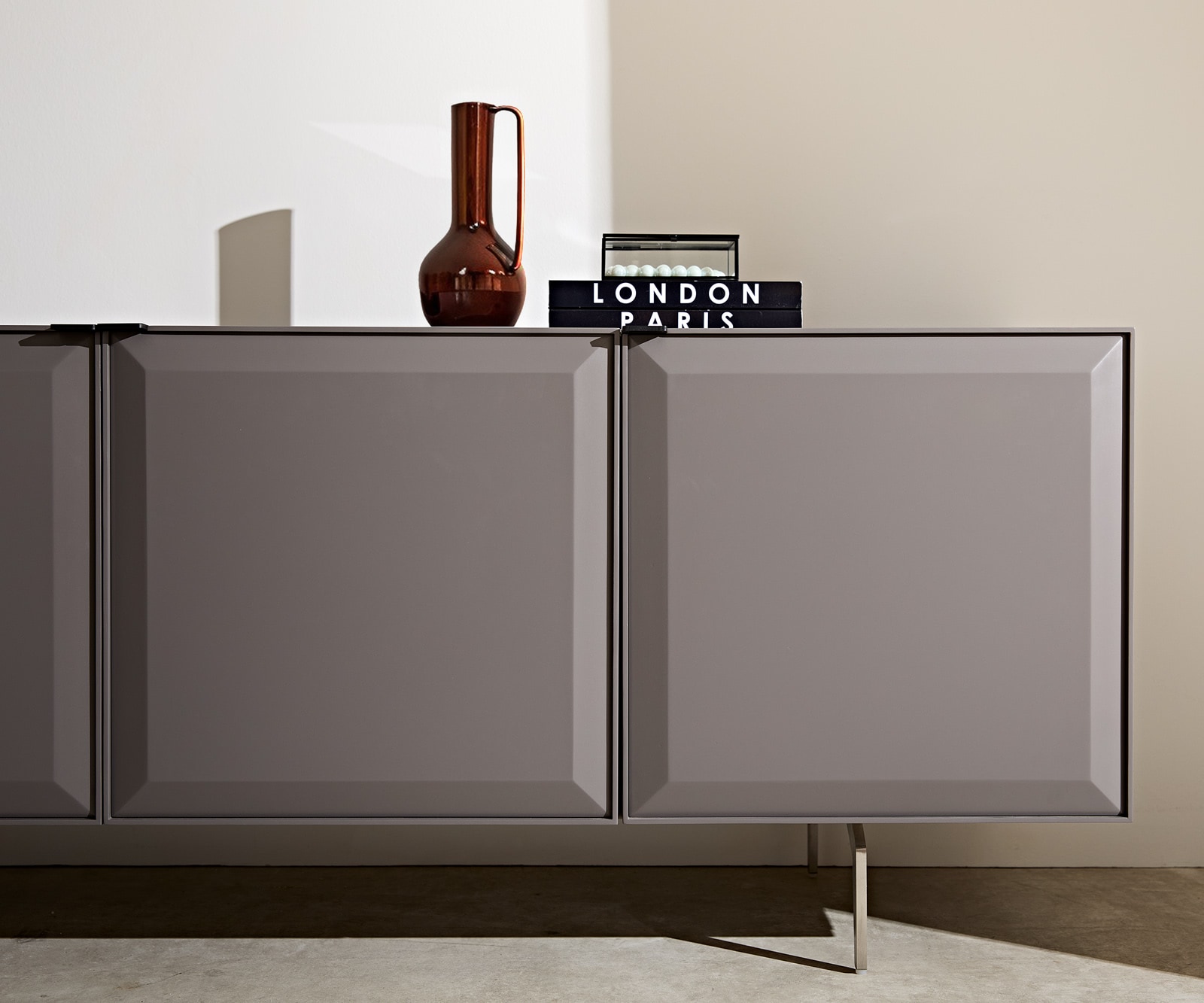Meuble-TV Marellia 220 cm Gris 3 portes 2 tiroirs Pied équerre inoxydable 4 Meuble-TV Marellia 220 cm Gris 3 portes 2 tiroirs Pied équerre inoxydable 4