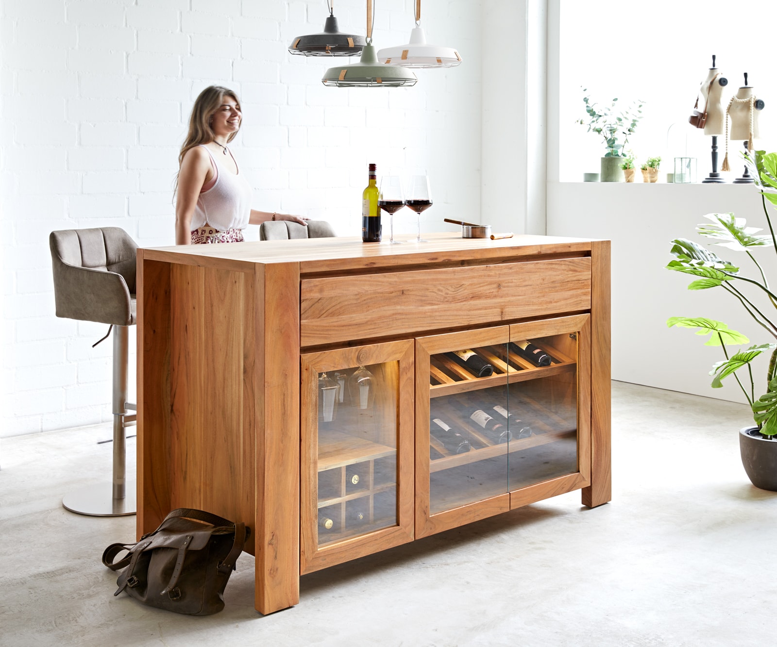 Armoire-bar Hedora 160x75 cm acacia naturel avec éclairage Armoire-bar Hedora 160x75 cm acacia naturel avec éclairage