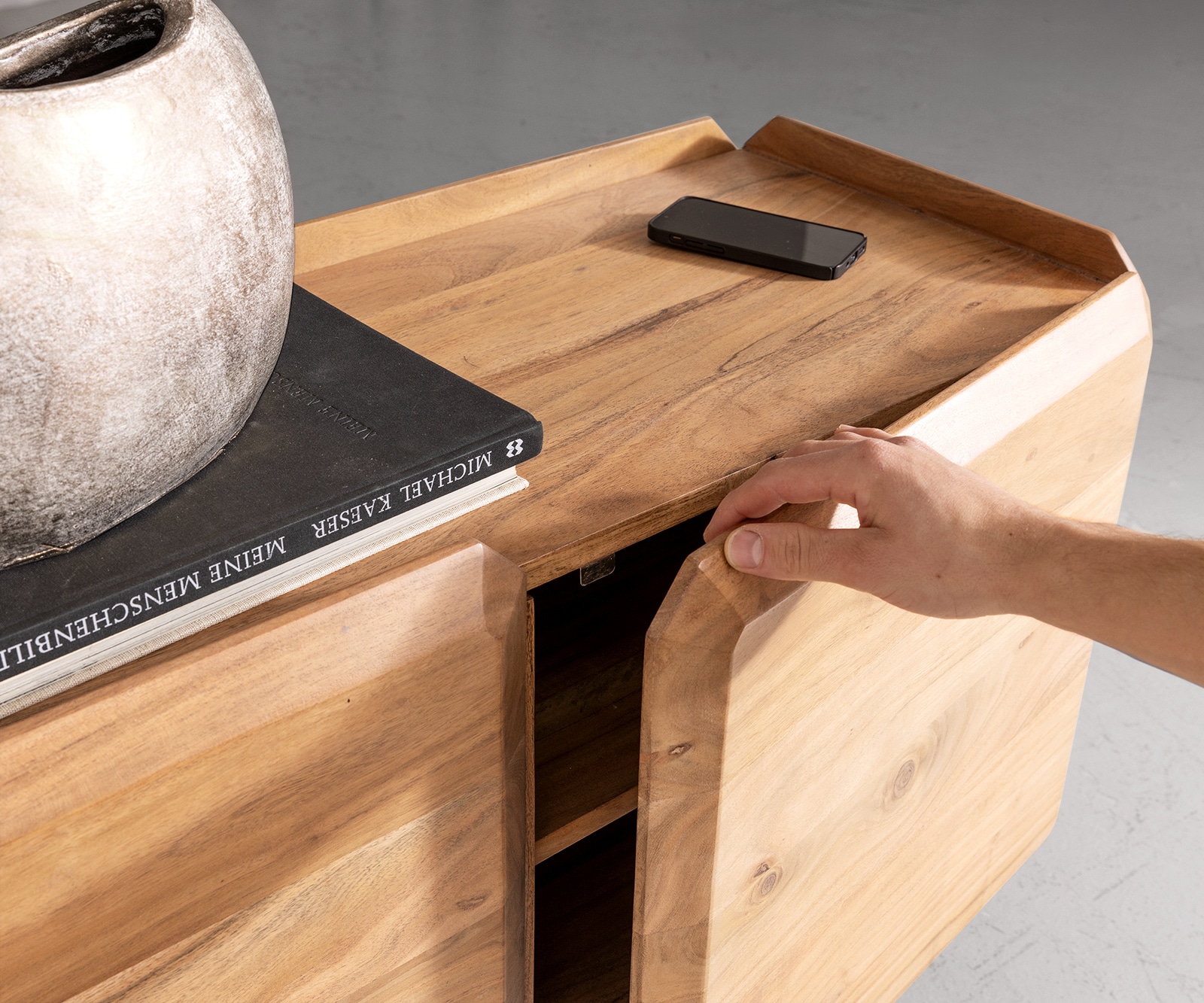 Meuble-bas Kiano 220 cm Acacia Nature 4 Portes Pied en V Noir Séparateur de pièce 3 Meuble-bas Kiano 220 cm Acacia Nature 4 Portes Pied en V Noir Séparateur de pièce 3