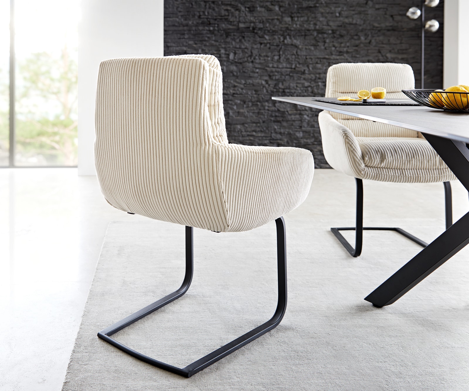 Cantilever Abelia-Flex avec accoudoirs côtelé beige vintage pied cantilever plat noir 4 Cantilever Abelia-Flex avec accoudoirs côtelé beige vintage pied cantilever plat noir 4