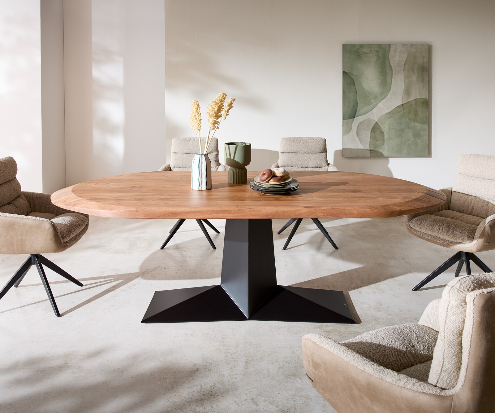 Table à manger Aithon 240x105 cm acacia brun piètement en métal noir ovale 4