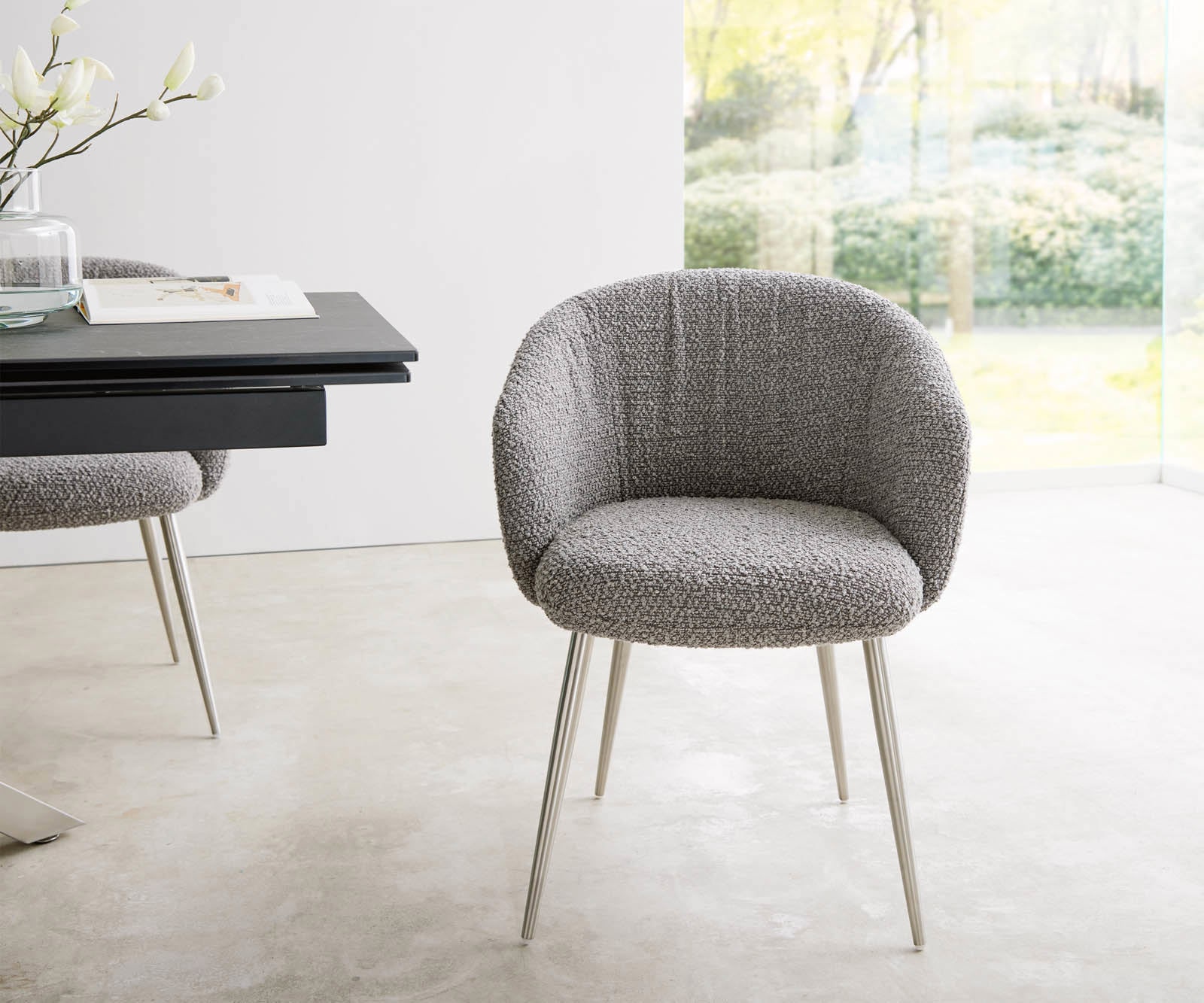 Chaise-de-salle-à-manger Caja-Flex avec accoudoirs bouclé gris argenté 4 pieds coniques acier inoxydable brossé ressorts ensachés 1 Chaise-de-salle-à-manger Caja-Flex avec accoudoirs bouclé gris argenté 4 pieds coniques acier inoxydable brossé ressorts ensachés 1