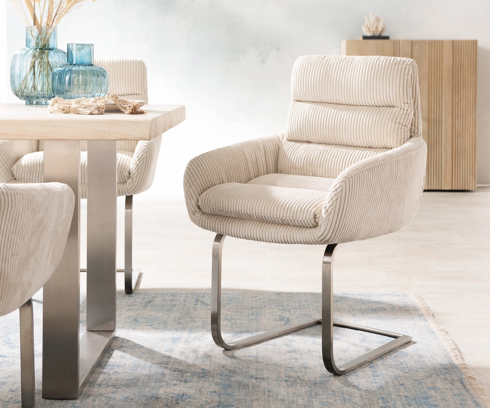 Cantilever Abelia-Flex avec accoudoirs côtelé beige vintage pied cantilever plat acier inoxydable brossé Cantilever Abelia-Flex avec accoudoirs côtelé beige vintage pied cantilever plat acier inoxydable brossé