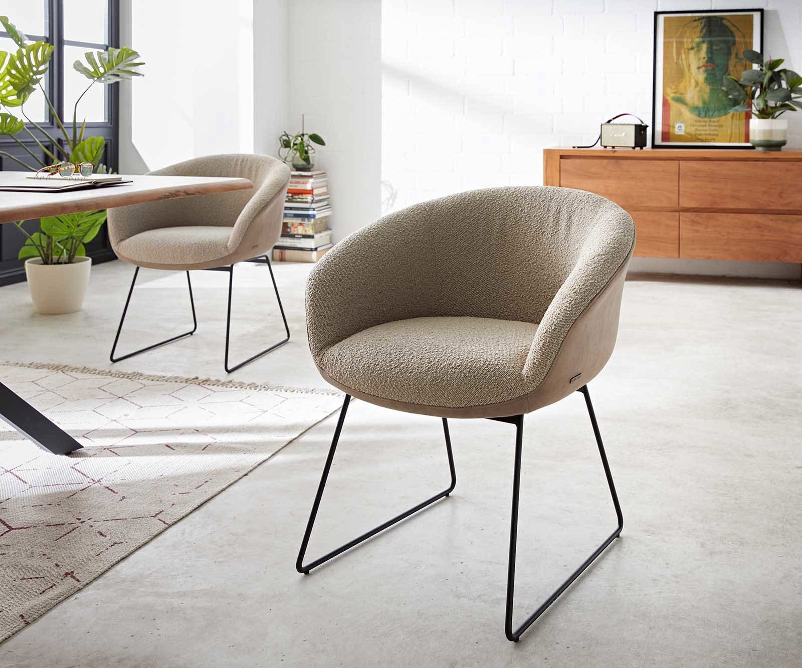 Chaise-de-salle-à-manger Vinka-Flex avec accoudoirs tissu mixte couleur boue pied trapèze noir ressorts ensachés Chaise-de-salle-à-manger Vinka-Flex avec accoudoirs tissu mixte couleur boue pied trapèze noir ressorts ensachés