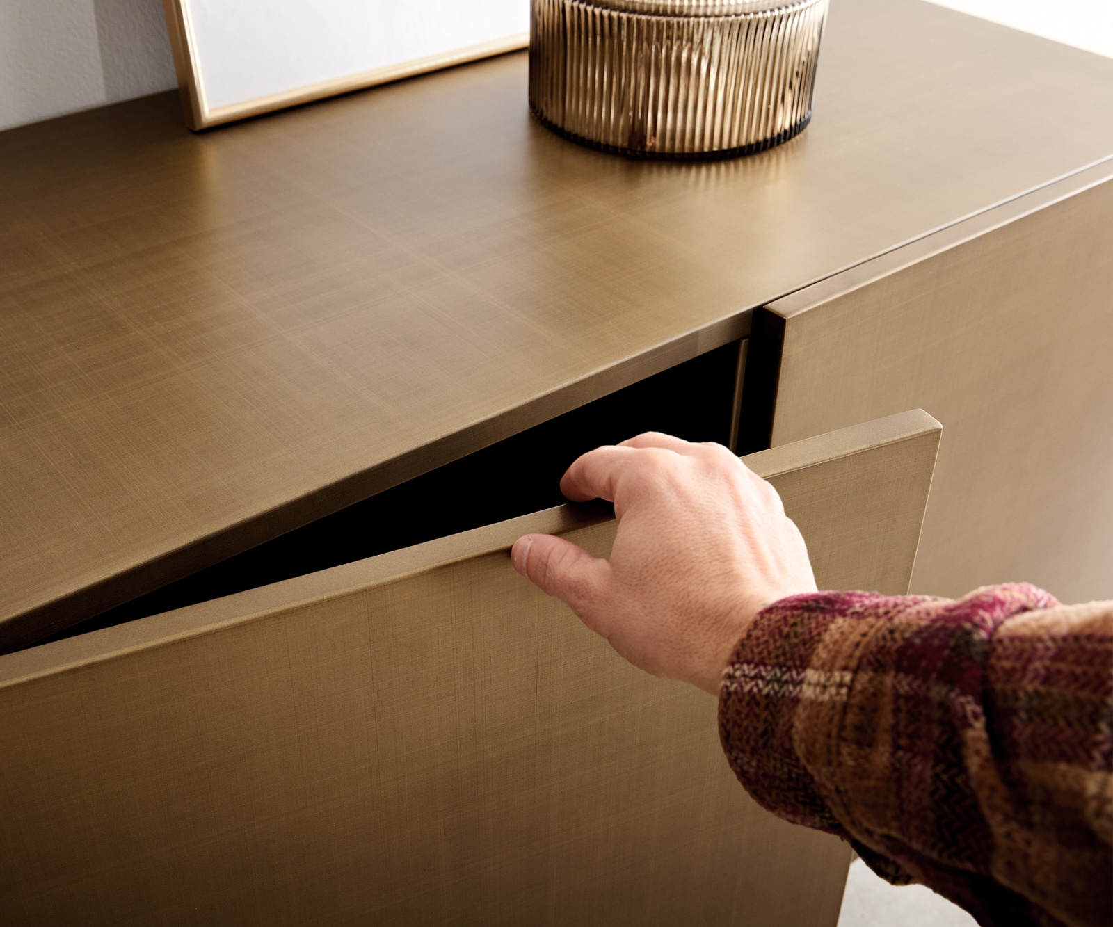 Buffet Aira 200 cm doré métallique 4 portes pied acrylique 4