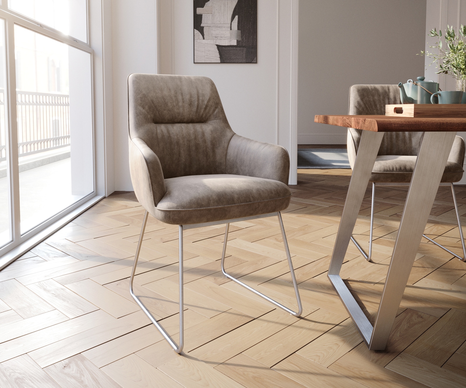 Chaise-de-salle-à-manger Zelia-Flex avec accoudoirs microvelours taupe vintage pied trapèze acier inoxydable brossé ressorts ensachés