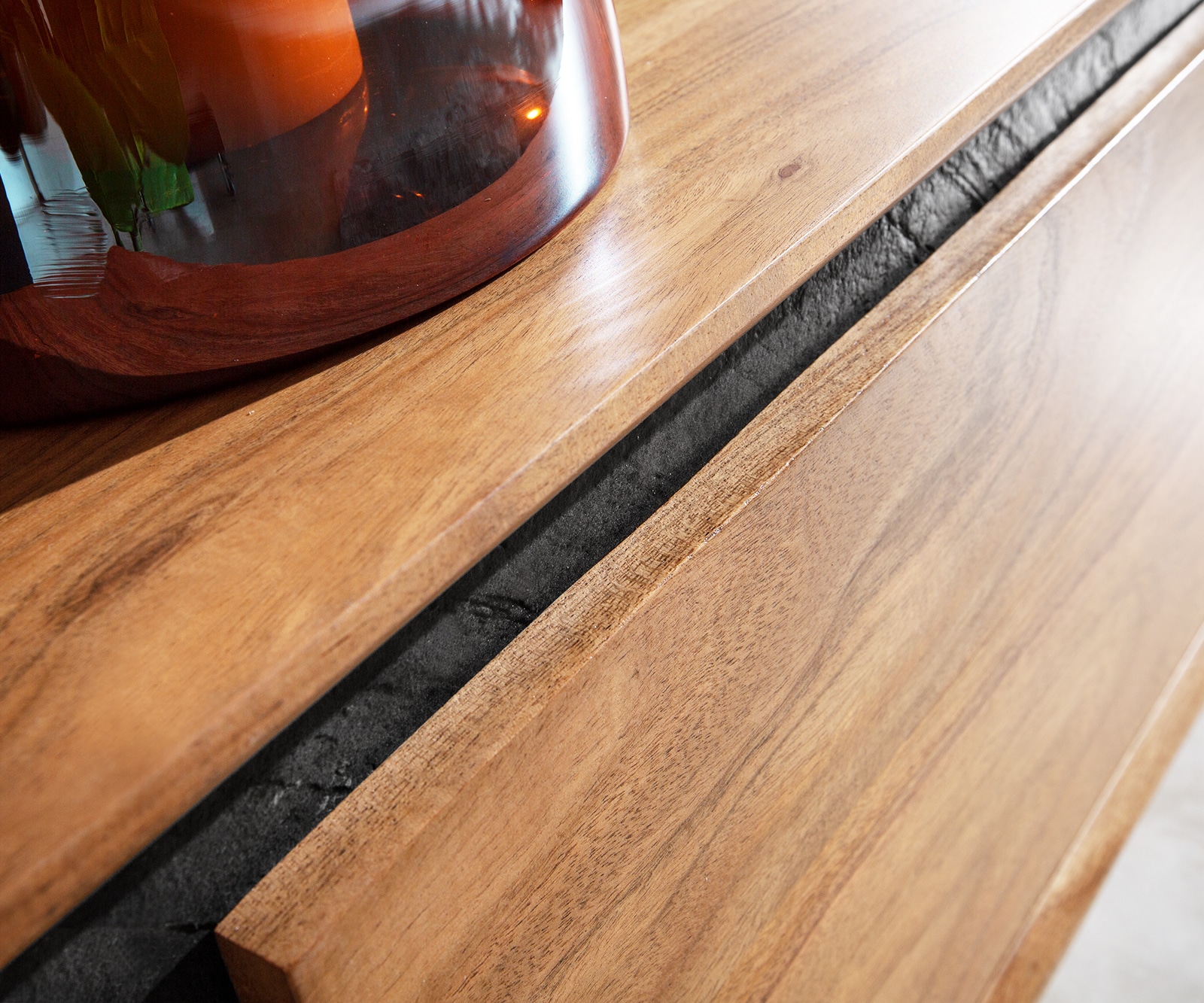 Buffet bas Stonegrace 145 cm acacia nature 3 portes placage en pierre pieds en V 5 Buffet bas Stonegrace 145 cm acacia nature 3 portes placage en pierre pieds en V 5