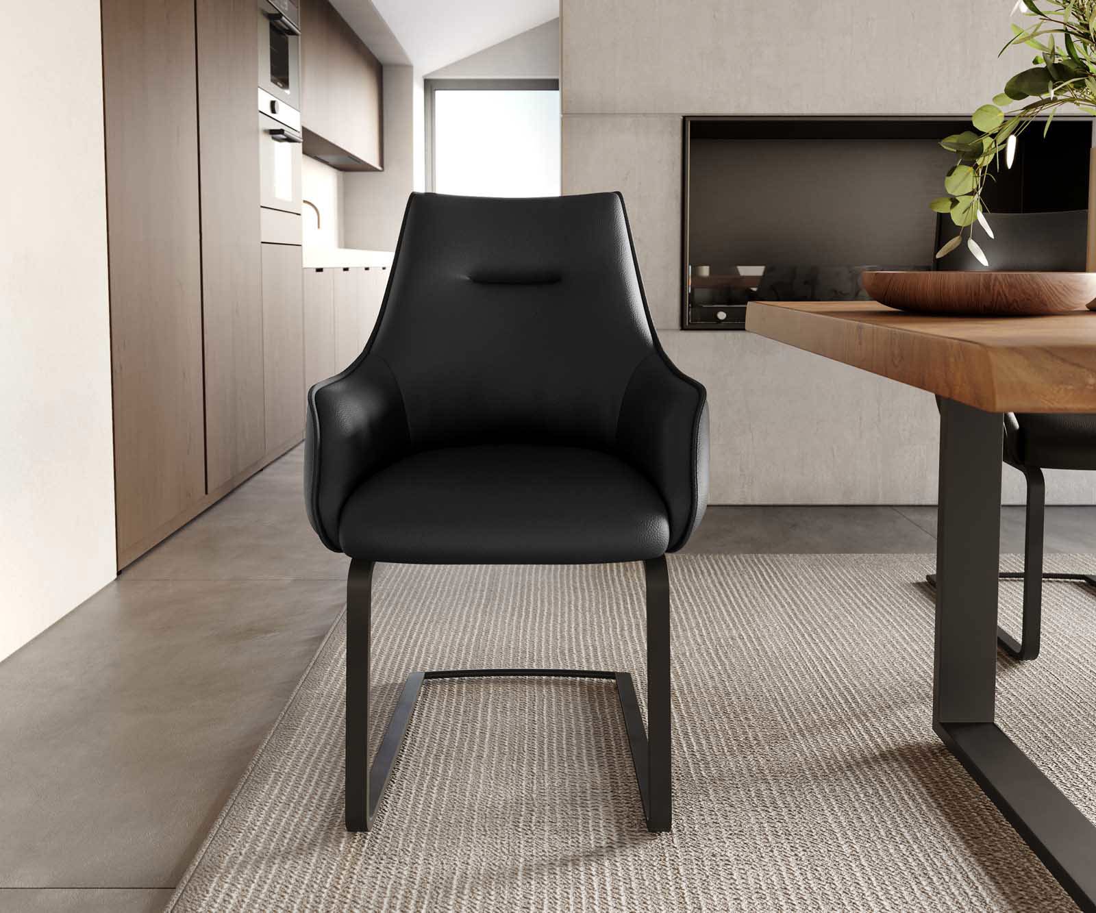 Cantilever Alja-Flex avec accoudoirs cuir de vache noir pied cantilever plat noir ressorts ensachés 1 Cantilever Alja-Flex avec accoudoirs cuir de vache noir pied cantilever plat noir ressorts ensachés 1