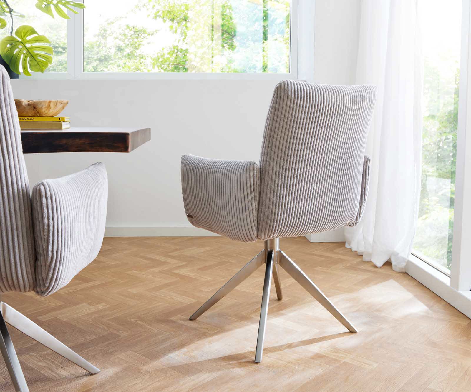 Chaise-pivotante Jova-Flex avec accoudoirs côtelé gris argenté pied croisé large acier inoxydable brossé pivotement sur 360° ressorts ensachés 4 Chaise-pivotante Jova-Flex avec accoudoirs côtelé gris argenté pied croisé large acier inoxydable brossé pivotement sur 360° ressorts ensachés 4
