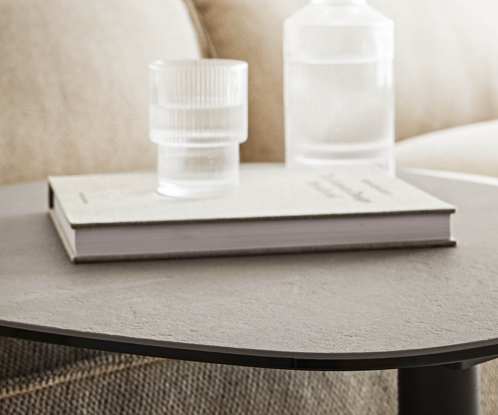 Table d'appoint Elenya 60x60 cm Céramique Aspetto Concreto Couleur béton Piétement métal noir 7