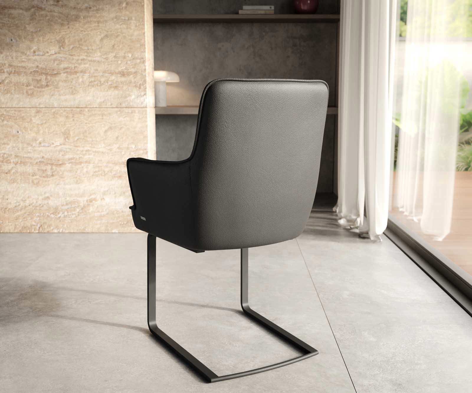 Cantilever Heira-Flex avec accoudoirs cuir de vache noir pied cantilever plat noir ressorts ensachés 1 Cantilever Heira-Flex avec accoudoirs cuir de vache noir pied cantilever plat noir ressorts ensachés 1