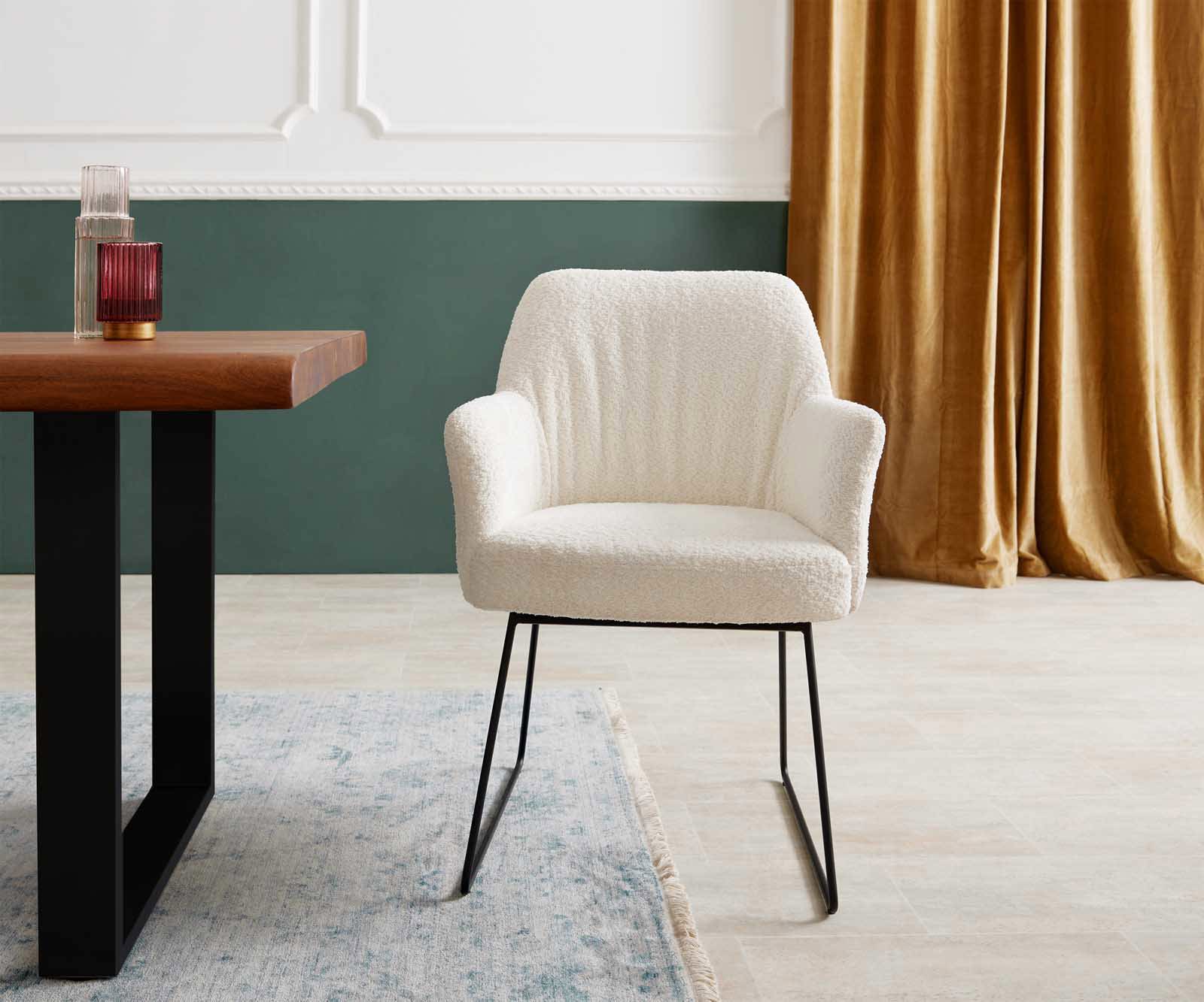 Chaise-de-salle-à-manger Xana-Flex avec accoudoirs bouclé blanc pied trapèze noir ressorts ensachés 1 Chaise-de-salle-à-manger Xana-Flex avec accoudoirs bouclé blanc pied trapèze noir ressorts ensachés 1