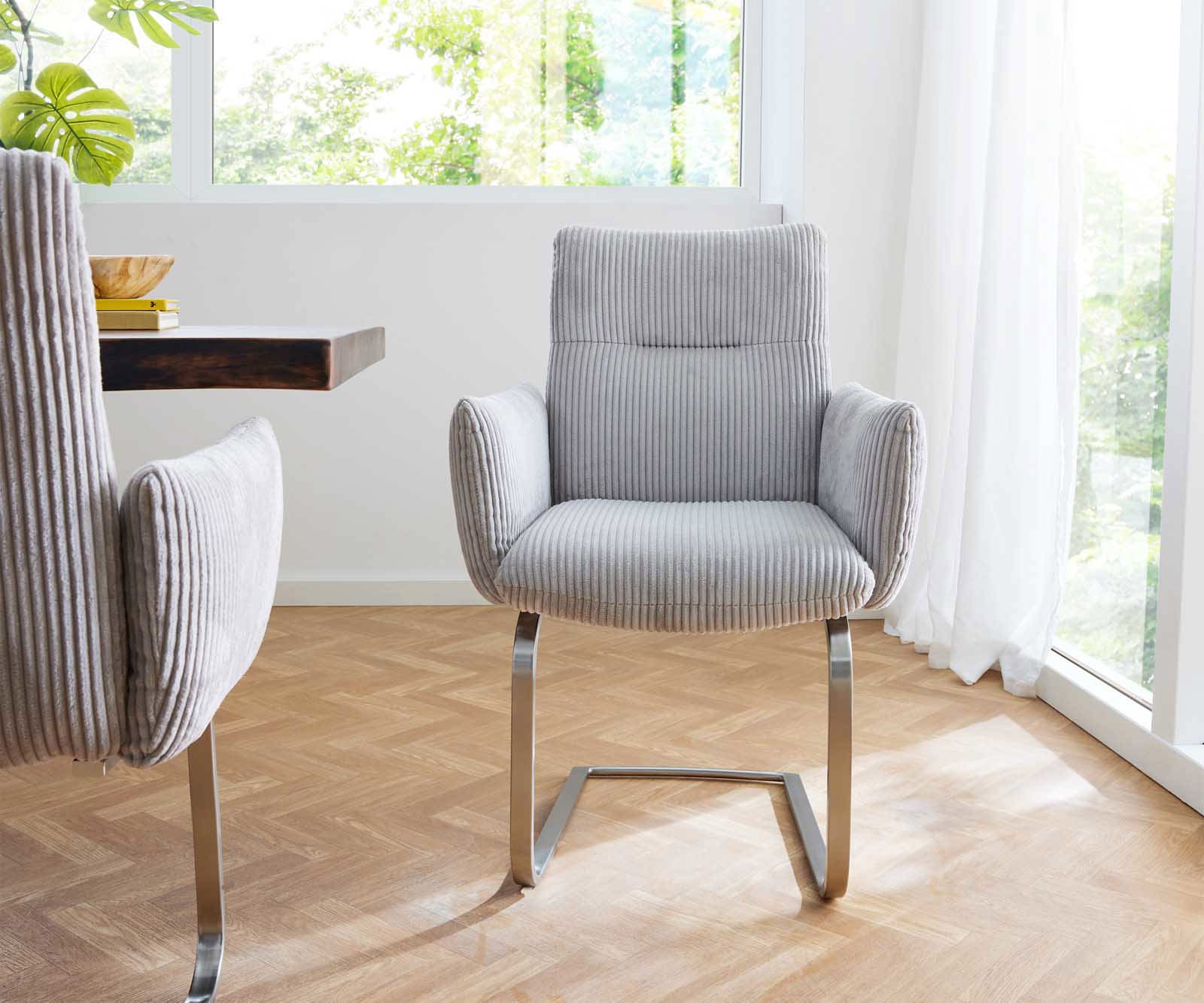 Cantilever Jova-Flex avec accoudoirs côtelé gris argenté pied cantilever plat acier inoxydable brossé ressorts ensachés 1 Cantilever Jova-Flex avec accoudoirs côtelé gris argenté pied cantilever plat acier inoxydable brossé ressorts ensachés 1
