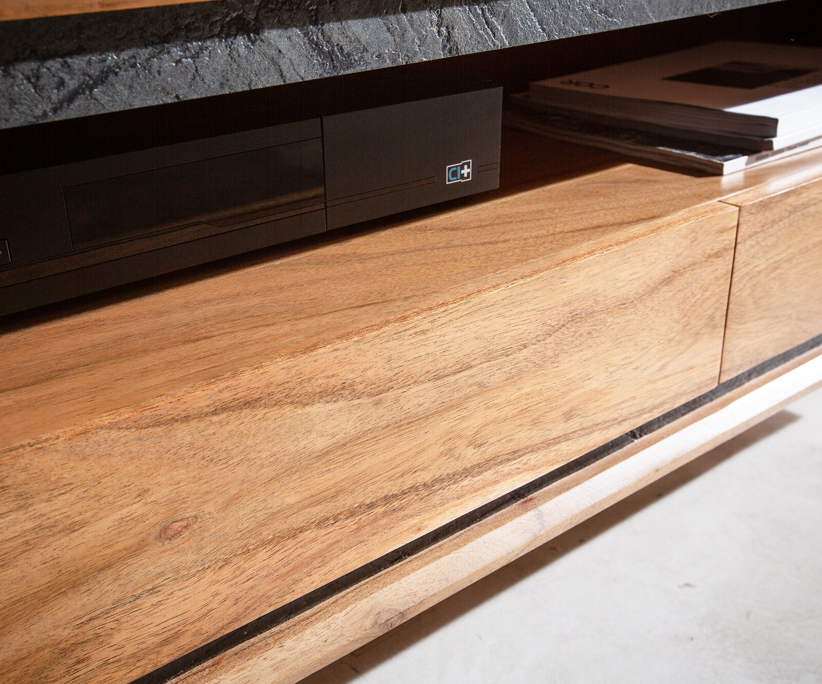 Buffet bas Stonegrace 240 cm acacia nature 2 portes 1 compartiment 2 tiroirs placage en pierre flottant 5