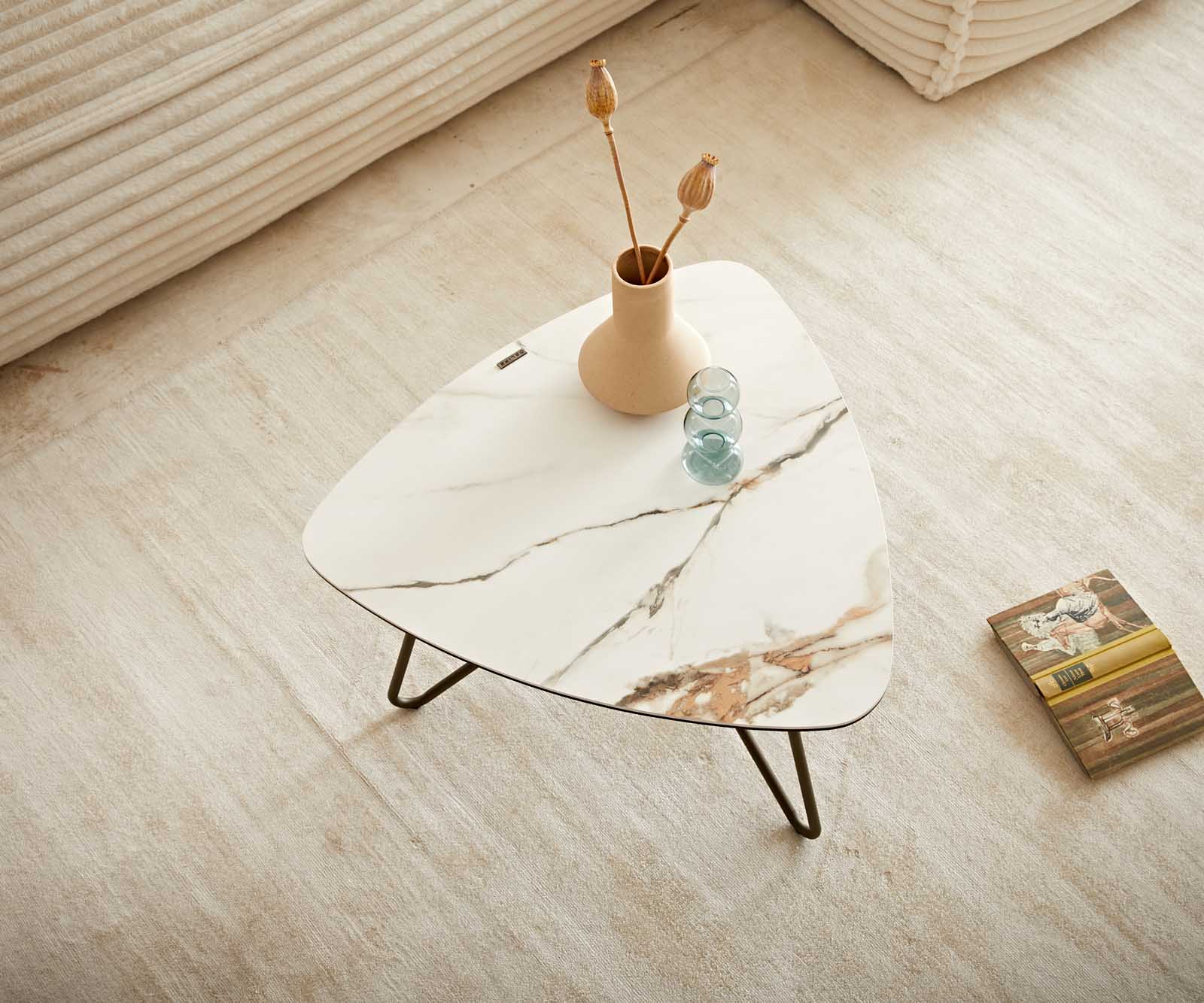 Table-basse Ekrem 65x65 cm céramique Calacatta Luxe blanc-or-gris piètement croisé rond métal effet titane 5