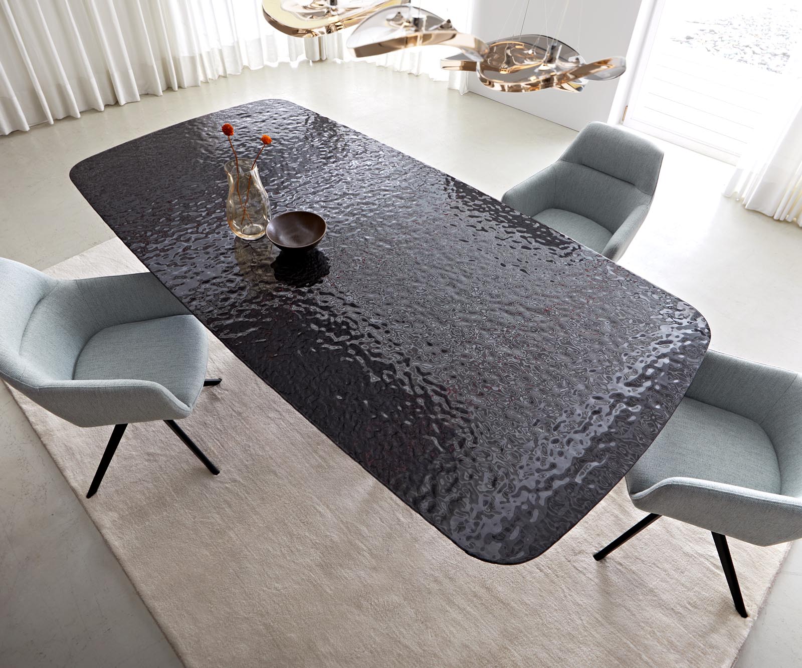 Table à manger Edge Boot 240x120 verre en relief noir fumé design 3D Infinity métal noir 3
