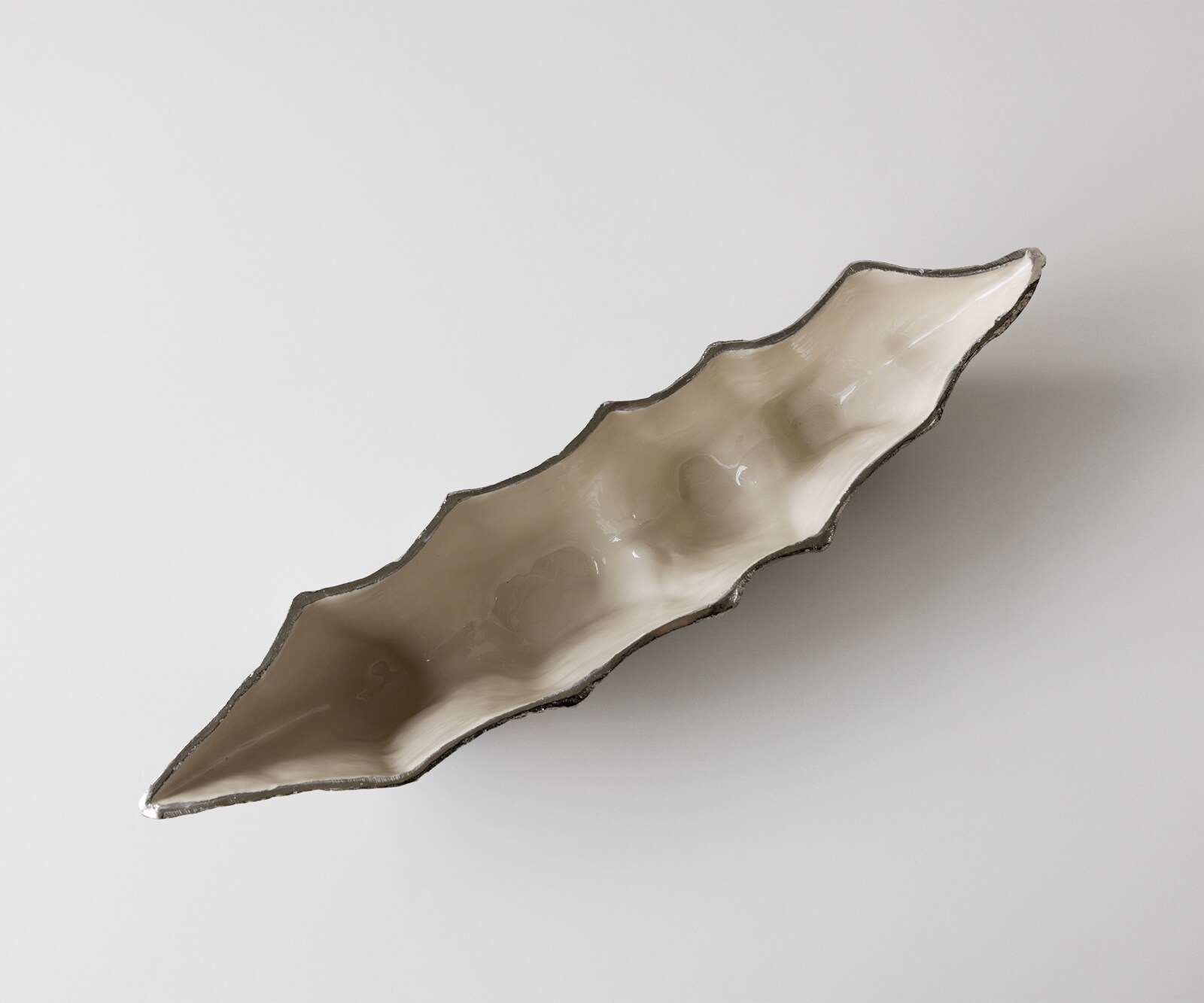 Coupe décorative Riffa l70 x P16 x H15 cm Aluminium Platin Opal Faite main 4