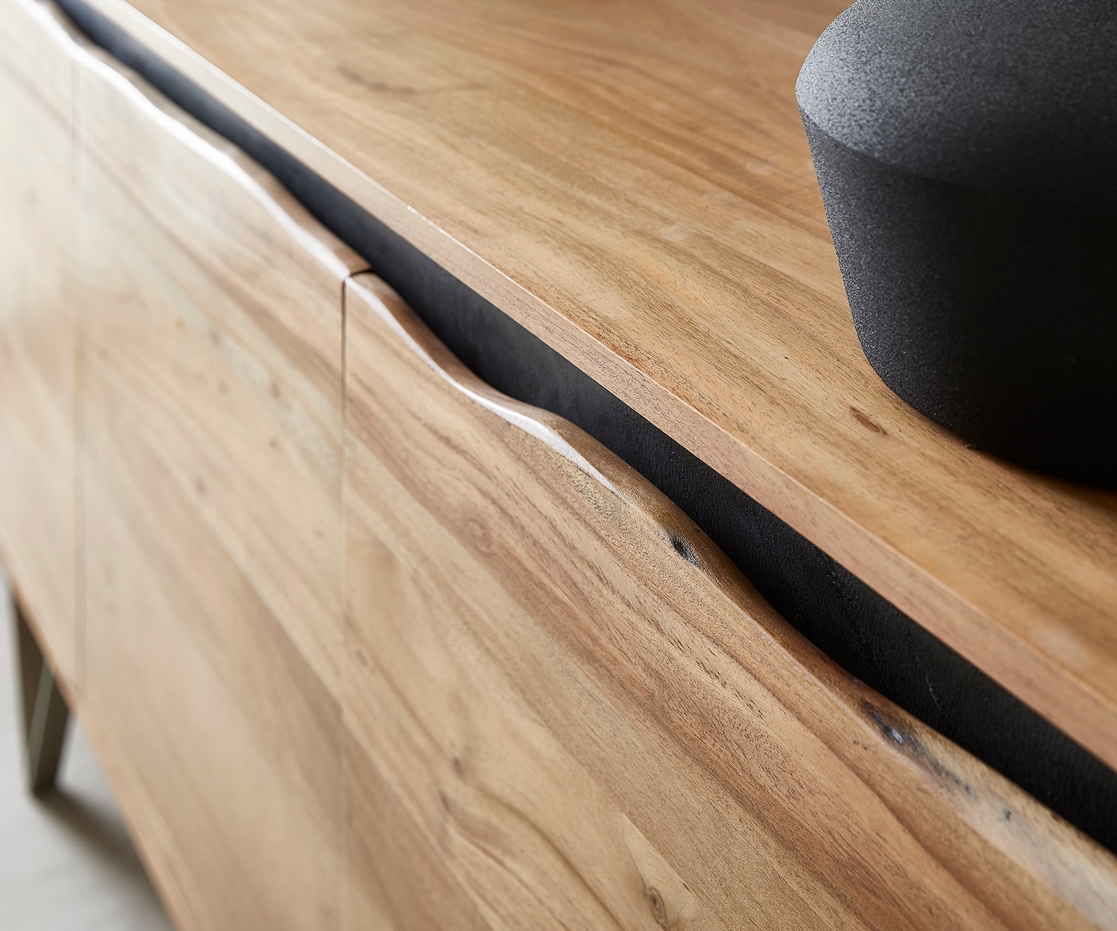 Buffet Stonegrace 147x45 cm acacia naturel 3 portes bord d'arbre 5 Buffet Stonegrace 147x45 cm acacia naturel 3 portes bord d'arbre 5