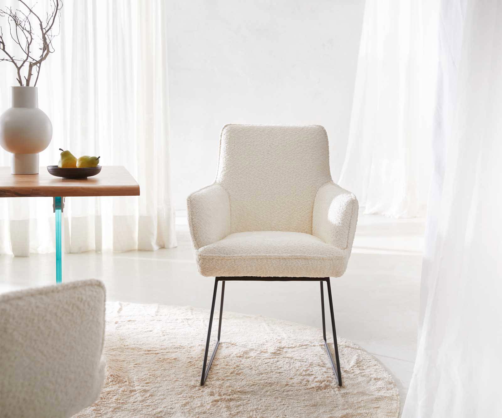 Chaise-de-salle-à-manger Heira-Flex avec accoudoirs bouclé blanc pied trapèze noir ressorts ensachés 1 Chaise-de-salle-à-manger Heira-Flex avec accoudoirs bouclé blanc pied trapèze noir ressorts ensachés 1