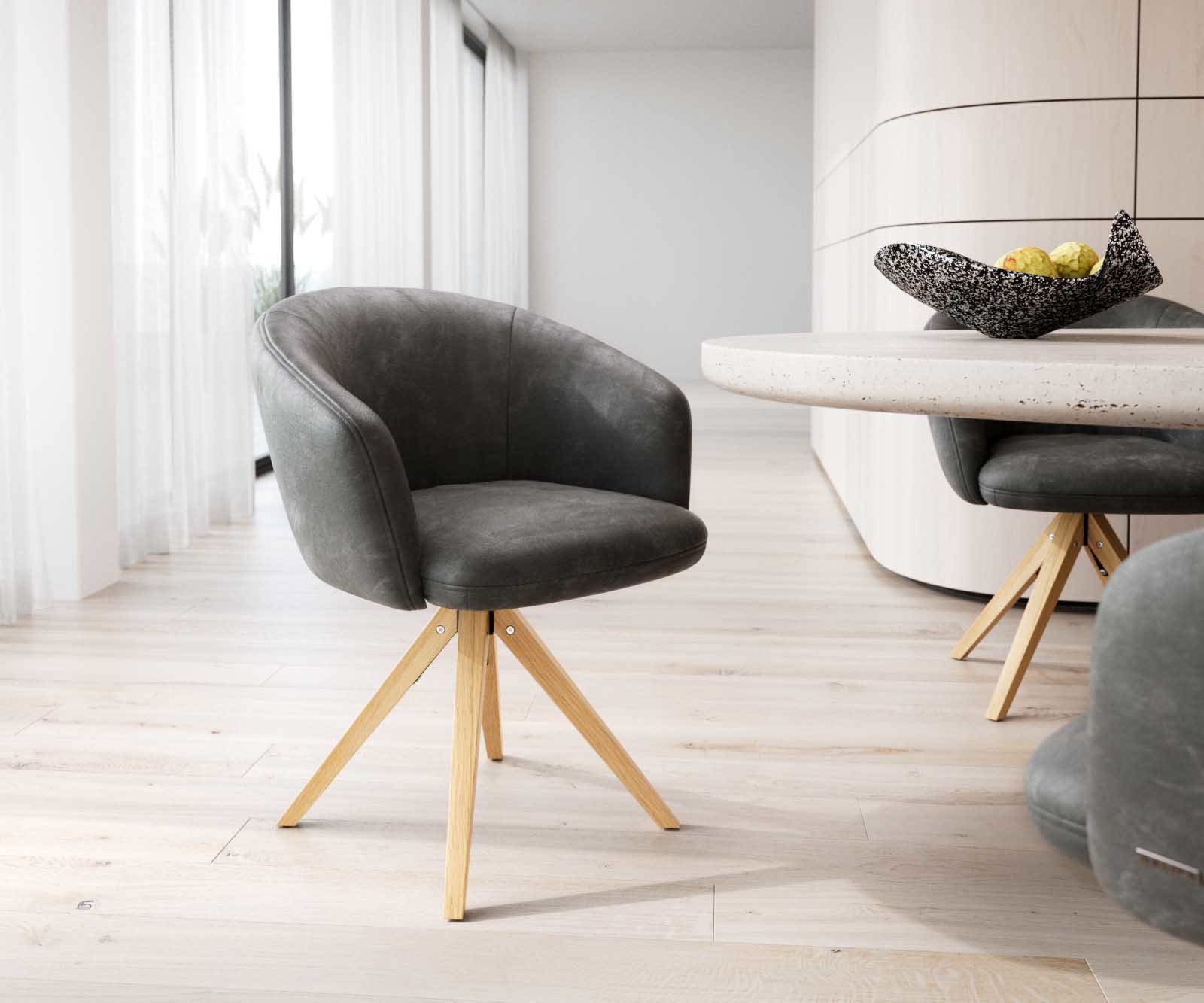 Chaise-pivotante Caja-Flex avec accoudoirs microvelours anthracite vintage pied en bois angulaire naturel pivotement sur 180° ressorts ensachés