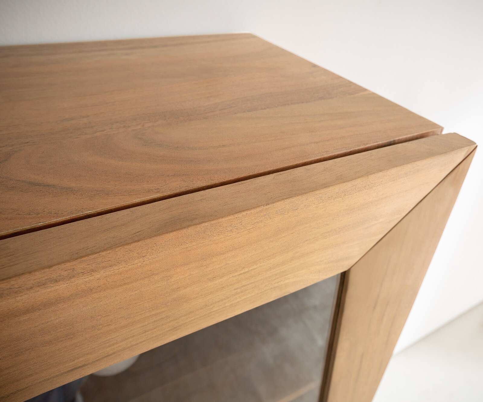 Buffet-haut Kayu 115x150 cm acacia naturel 2 portes vitrées pied en V 4