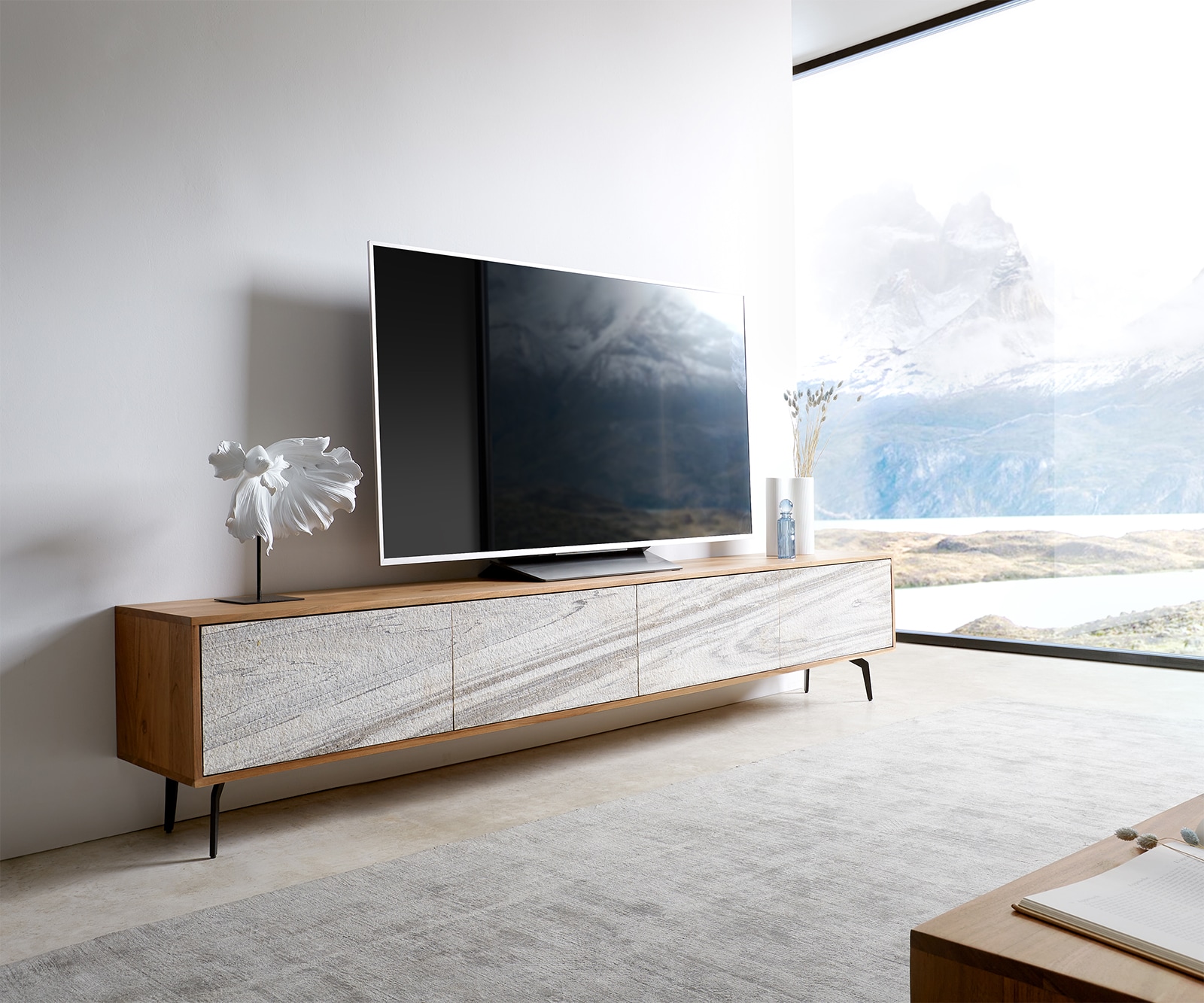 Meuble TV Kleo 220 cm acacia naturel 4 portes pieds angulaires métal noir Meuble TV Kleo 220 cm acacia naturel 4 portes pieds angulaires métal noir