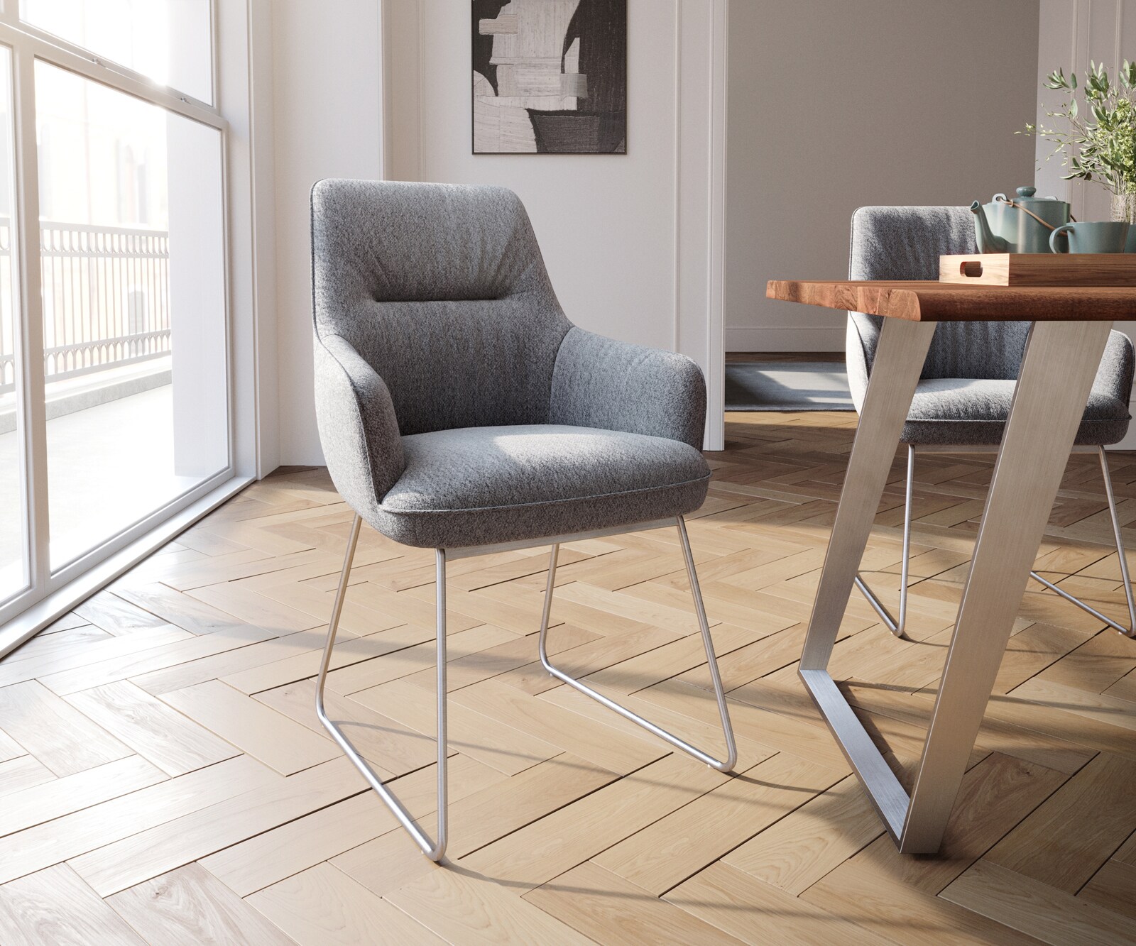 Chaise-de-salle-à-manger Zelia-Flex avec accoudoirs tissu texturé gris clair pied trapèze acier inoxydable brossé ressorts ensachés