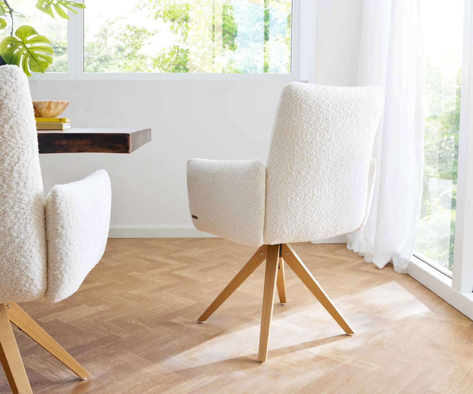 Chaise-pivotante Jova-Flex avec accoudoirs bouclé blanc pied en bois angulaire naturel pivotement sur 180° ressorts ensachés 4 Chaise-pivotante Jova-Flex avec accoudoirs bouclé blanc pied en bois angulaire naturel pivotement sur 180° ressorts ensachés 4