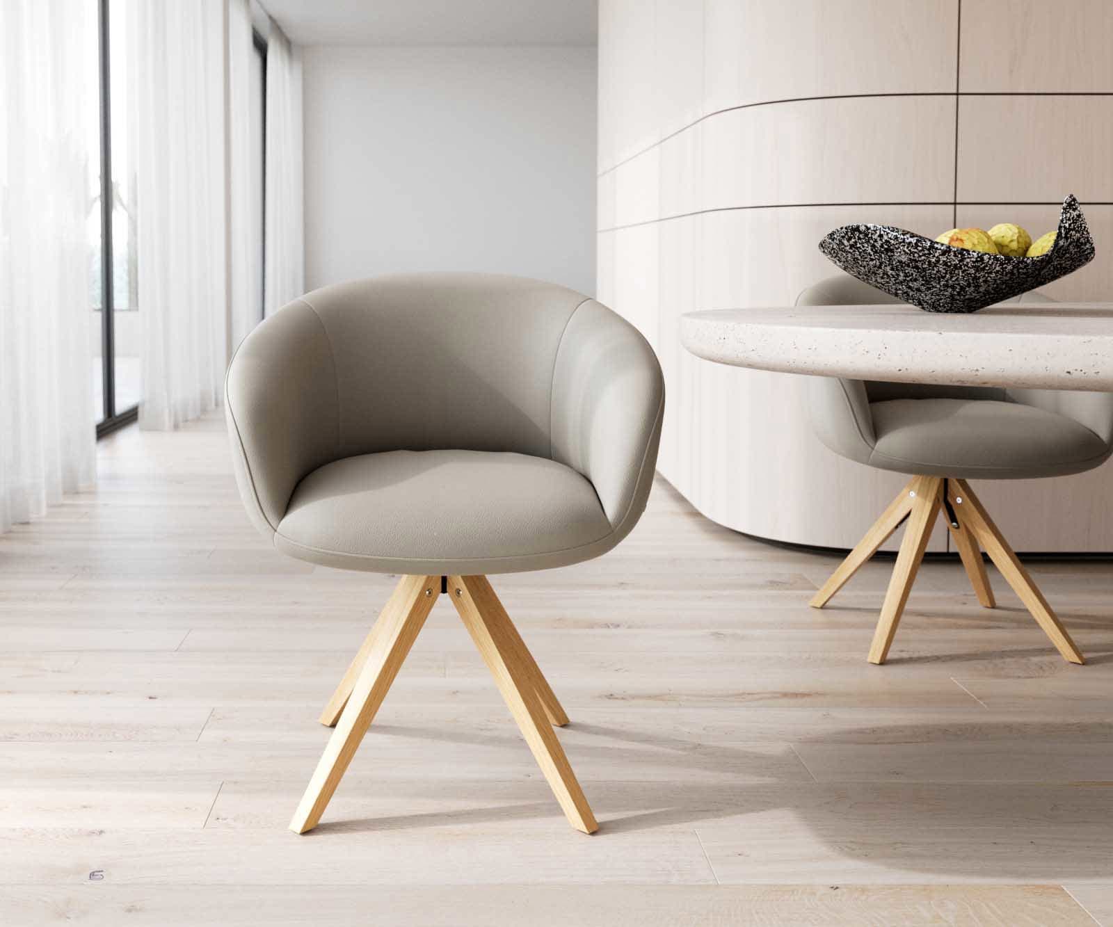 Chaise-pivotante Vinka-Flex avec accoudoirs cuir de vache couleur boue pied en bois angulaire naturel pivotement sur 180° ressorts ensachés 1 Chaise-pivotante Vinka-Flex avec accoudoirs cuir de vache couleur boue pied en bois angulaire naturel pivotement sur 180° ressorts ensachés 1