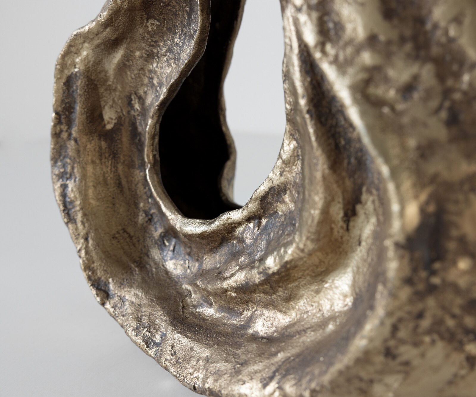 Sculpture Nexora l40 x P15 x H33 cm Aluminium Oro Antico Faite main 2
