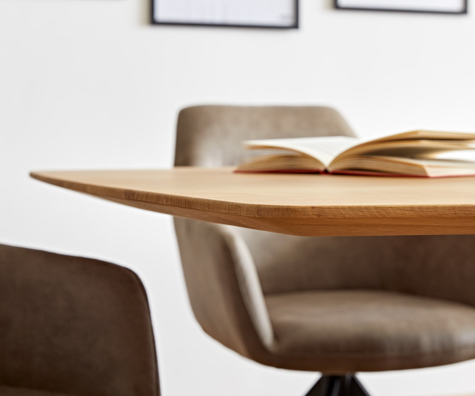 Table à manger Edge Boot 200x100x2,5-3 chêne nature cadre croisé rectangle acier inoxydable bord suisse 2 Table à manger Edge Boot 200x100x2,5-3 chêne nature cadre croisé rectangle acier inoxydable bord suisse 2