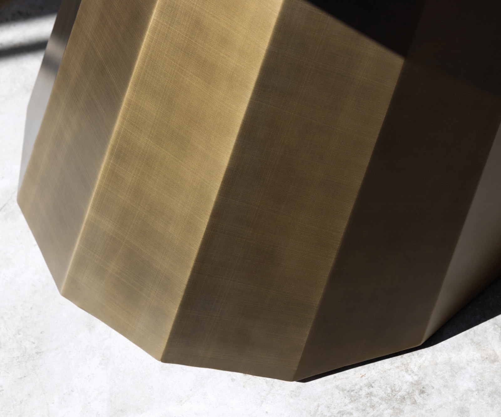 Table basse Edge Boot 140x80 cm céramique Minas Melange Parabi doré métallique 7