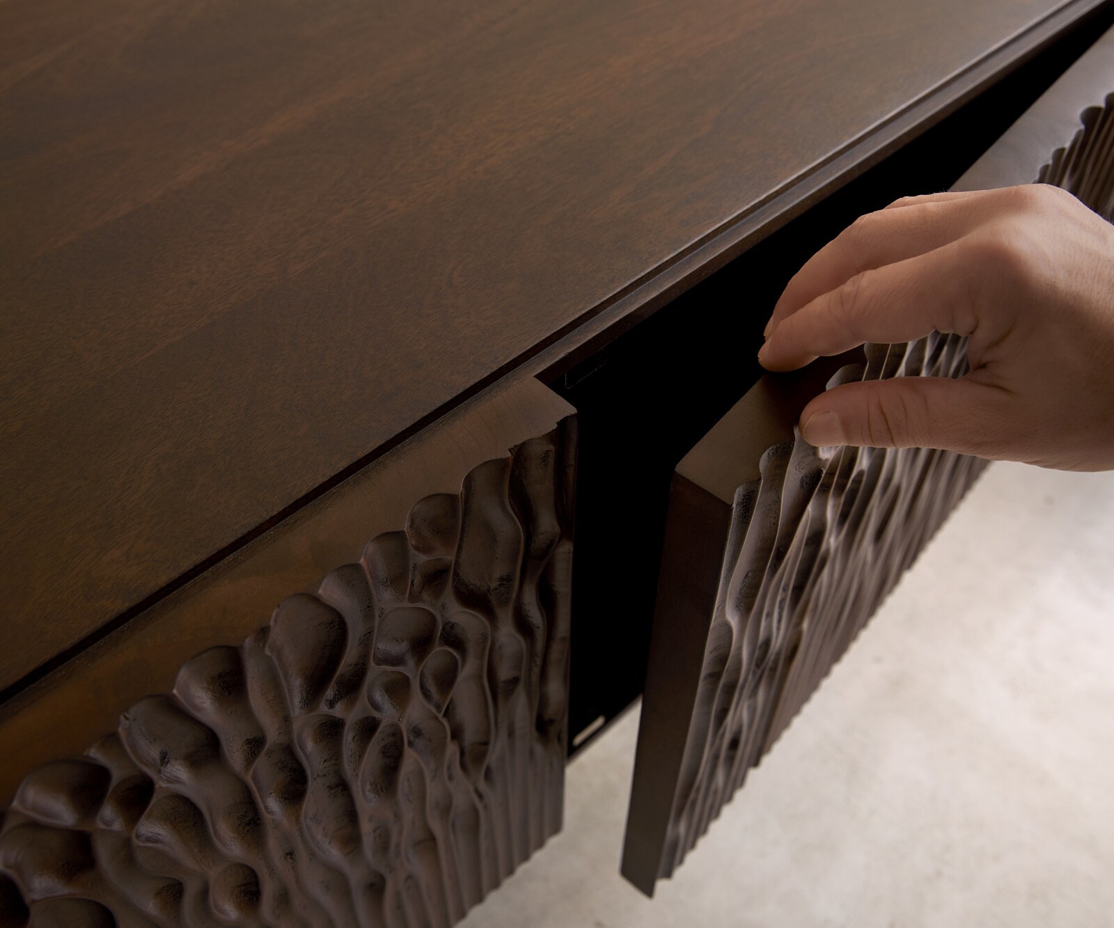 Meuble TV Follia 200 cm manguier brun 4 portes pied en L métal noir 3