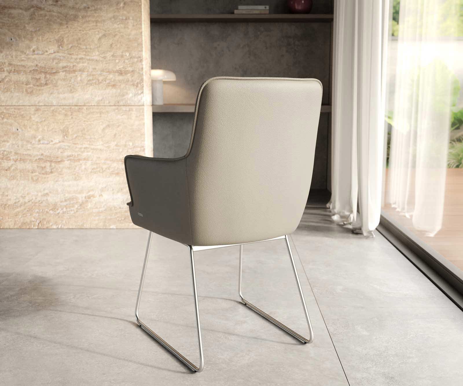 Chaise-de-salle-à-manger Heira-Flex avec accoudoirs cuir de vache couleur boue pied trapèze acier inoxydable brossé ressorts ensachés 3 Chaise-de-salle-à-manger Heira-Flex avec accoudoirs cuir de vache couleur boue pied trapèze acier inoxydable brossé ressorts ensachés 3