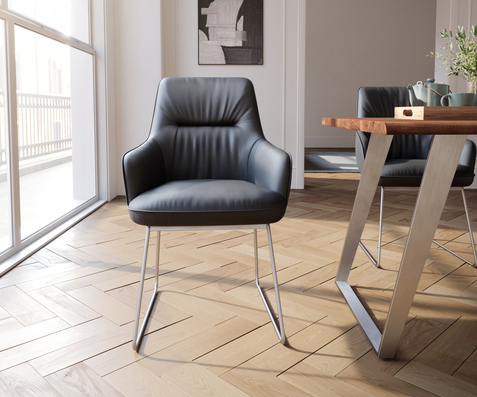 Chaise-de-salle-à-manger Zelia-Flex avec accoudoirs cuir de vache noir pied trapèze acier inoxydable brossé ressorts ensachés 1