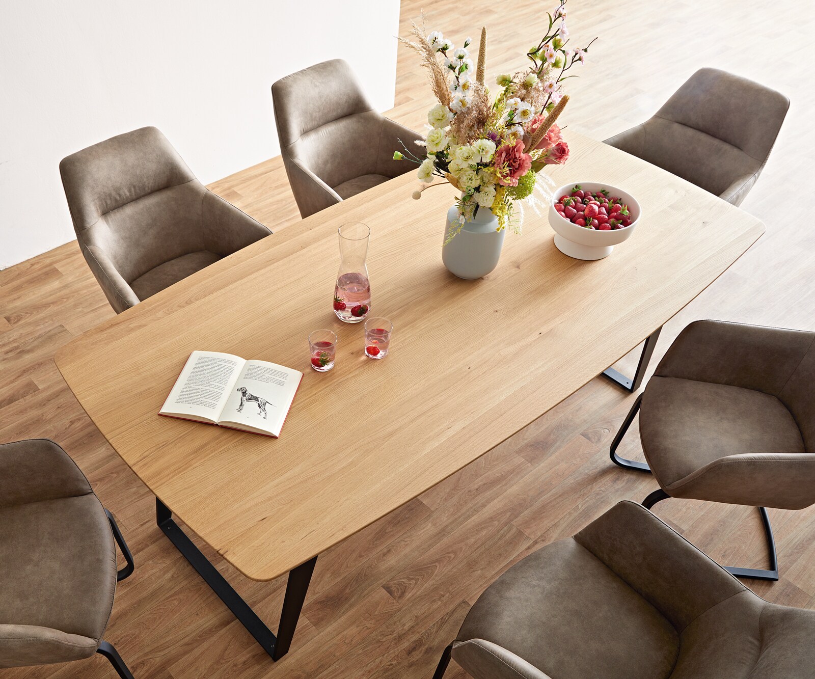 Table à manger Edge Boot 200x100x2,5-3 chêne nature métal inclinée noir bord suisse 1