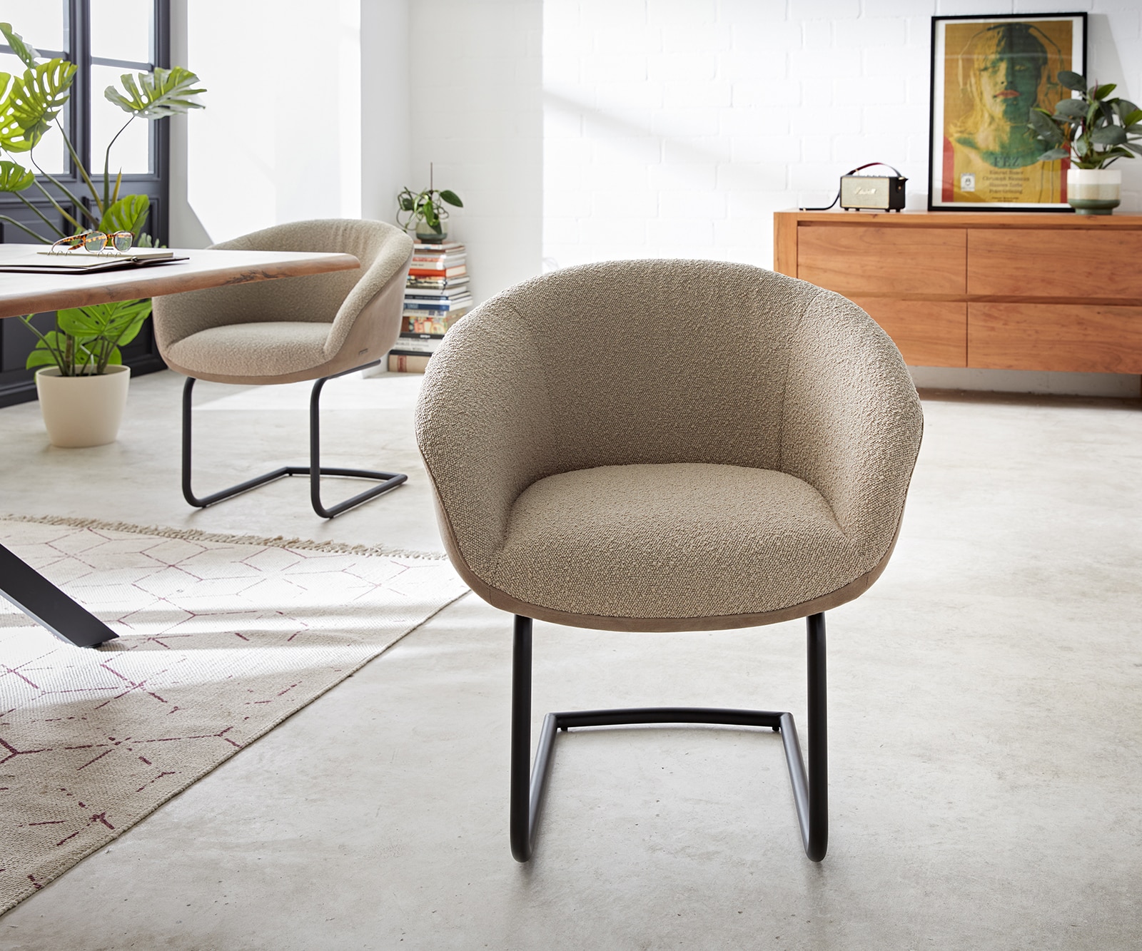 Cantilever Vinka-Flex avec accoudoirs tissu mixte couleur boue pied cantilever rond noir ressorts ensachés 1 Cantilever Vinka-Flex avec accoudoirs tissu mixte couleur boue pied cantilever rond noir ressorts ensachés 1