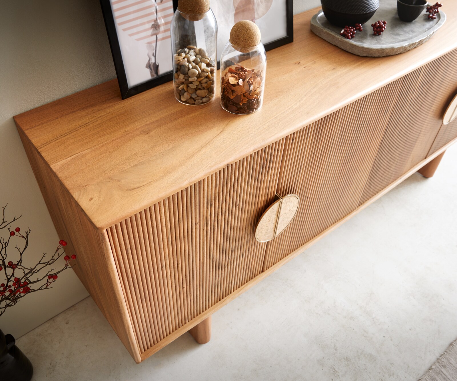 Buffet Surimu 175 cm Acacia brun clair 4 portes 2 compartiments Poignée en liège Pieds en bois 4