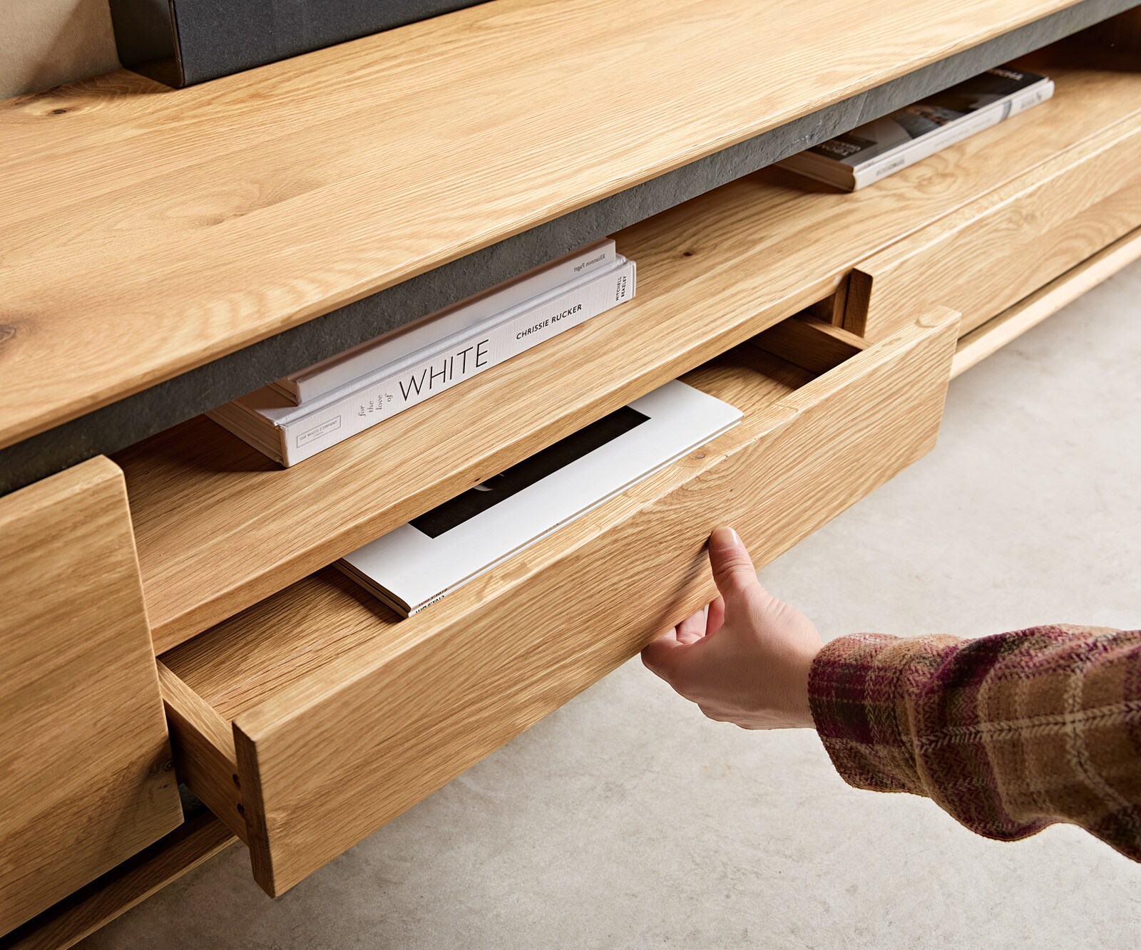 Meuble TV Stonegrace 240 cm Chêne naturel 2 portes 1 compartiment 2 tiroirs Placage pierre Pied en V métal noir 4 Meuble TV Stonegrace 240 cm Chêne naturel 2 portes 1 compartiment 2 tiroirs Placage pierre Pied en V métal noir 4