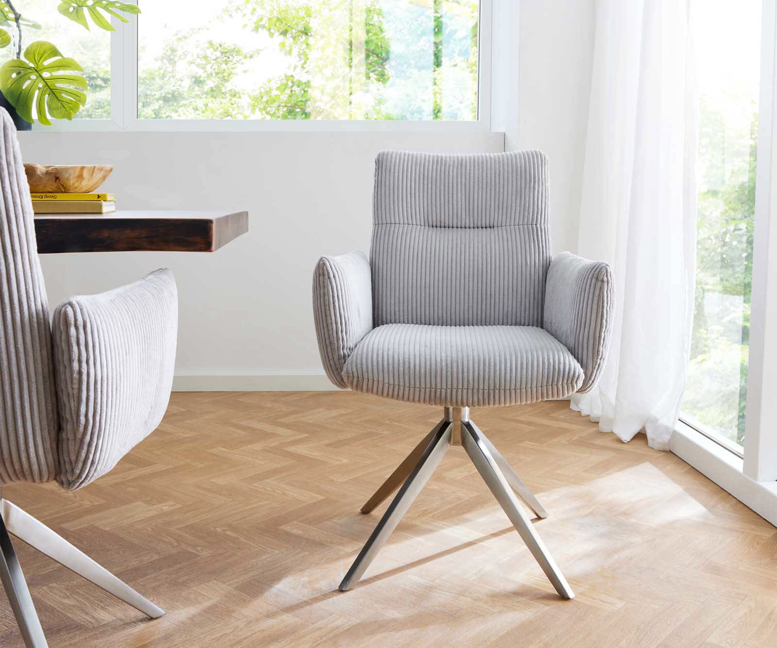 Chaise-pivotante Jova-Flex avec accoudoirs côtelé gris argenté pied croisé large acier inoxydable brossé pivotement sur 360° ressorts ensachés 1 Chaise-pivotante Jova-Flex avec accoudoirs côtelé gris argenté pied croisé large acier inoxydable brossé pivotement sur 360° ressorts ensachés 1