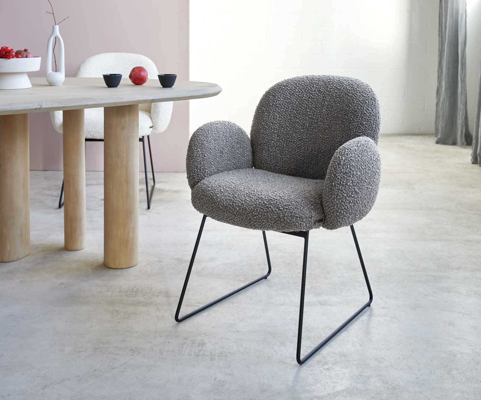 Chaise-de-salle-à-manger Nube-Flex avec accoudoirs bouclé gris argenté pied trapèze noir ressorts ensachés Chaise-de-salle-à-manger Nube-Flex avec accoudoirs bouclé gris argenté pied trapèze noir ressorts ensachés