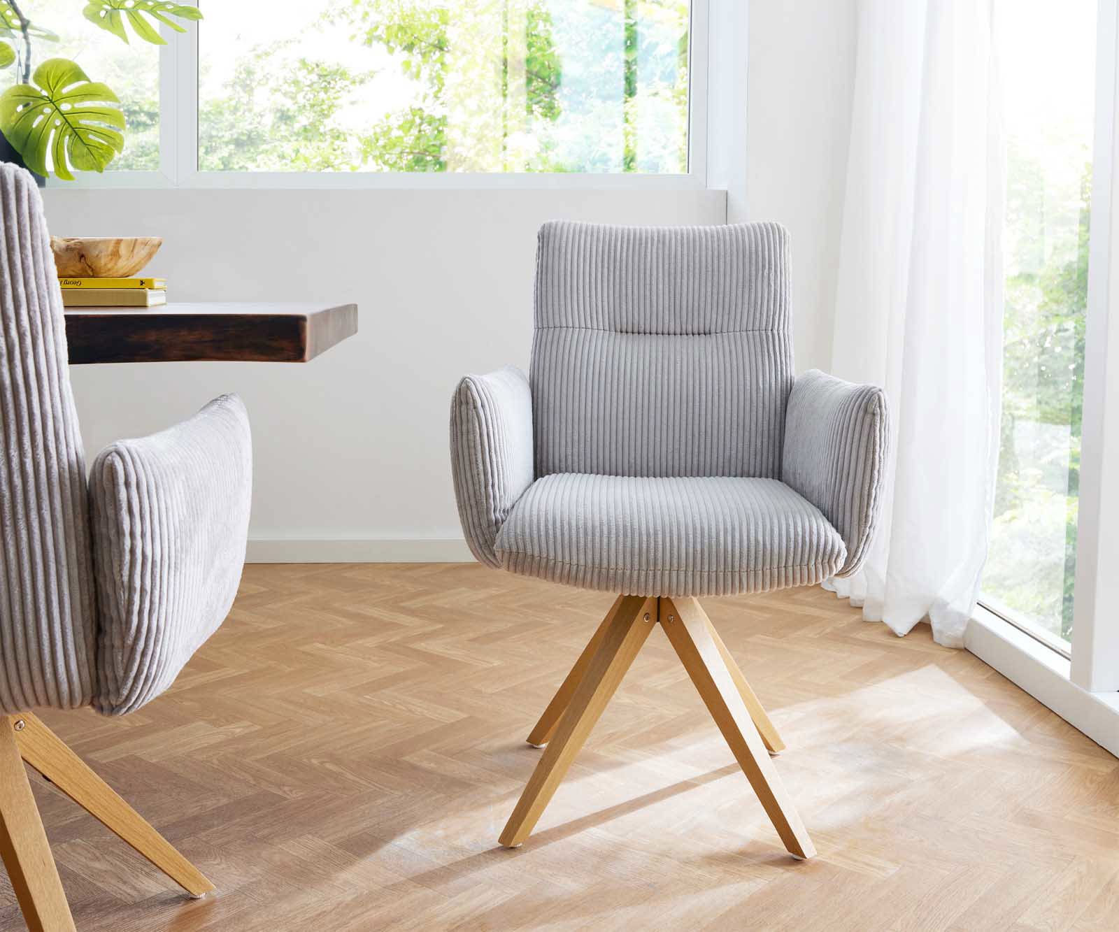 Chaise-pivotante Jova-Flex avec accoudoirs côtelé gris argenté pied en bois angulaire naturel pivotement sur 180° ressorts ensachés 1 Chaise-pivotante Jova-Flex avec accoudoirs côtelé gris argenté pied en bois angulaire naturel pivotement sur 180° ressorts ensachés 1