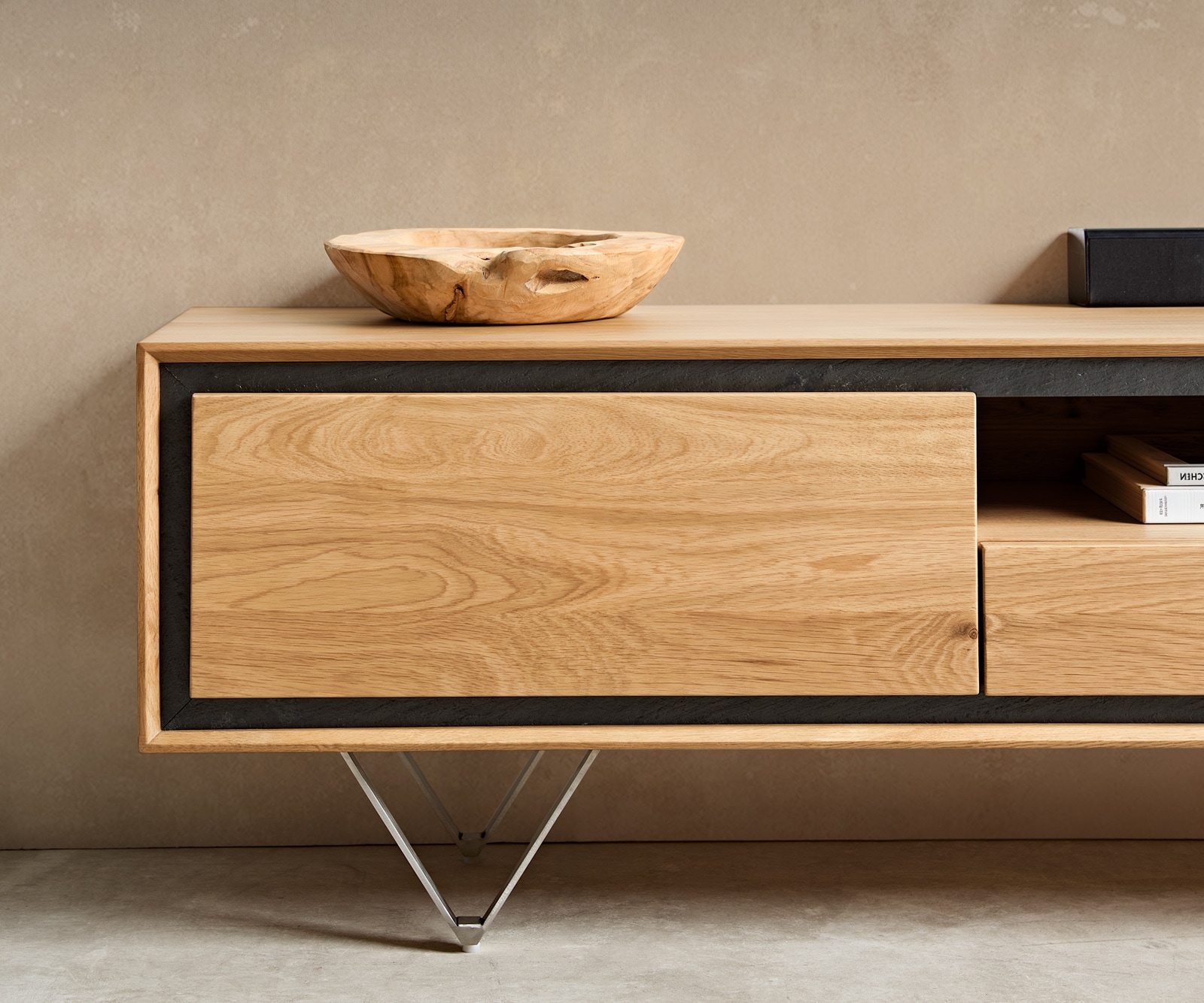 Meuble-TV Stonegrace 240 cm chêne naturel 2 portes 1 compartiment 2 tiroirs placage pierre pied en V inoxydable 6 Meuble-TV Stonegrace 240 cm chêne naturel 2 portes 1 compartiment 2 tiroirs placage pierre pied en V inoxydable 6