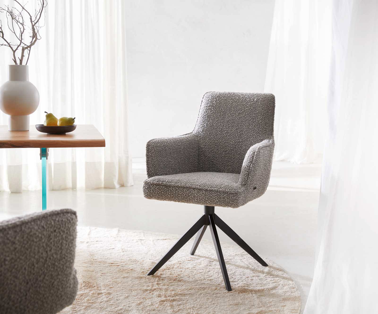 Chaise-pivotante Heira-Flex avec accoudoirs bouclé gris argenté pied croisé large noir pivotement sur 360° ressorts ensachés