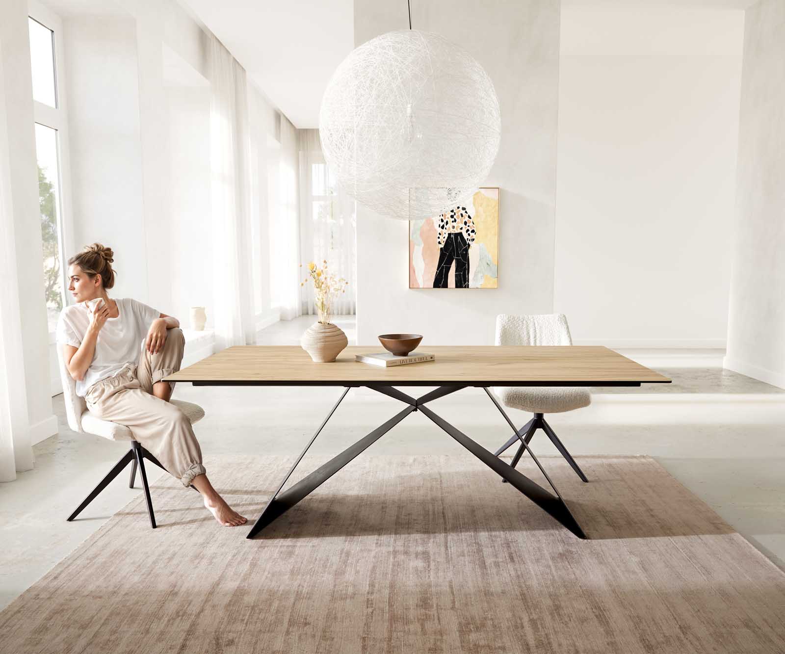 Table à manger Edge 200x100 céramique Laminam® Sabbia couleur chêne cadre en V acier plat noir Table à manger Edge 200x100 céramique Laminam® Sabbia couleur chêne cadre en V acier plat noir